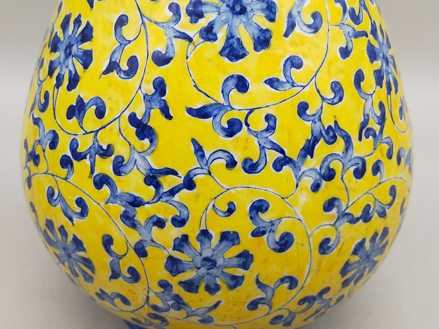 Prachtvolle Chinesische Porzellan Vase – Gelb mit Blauem Blumen Dekor