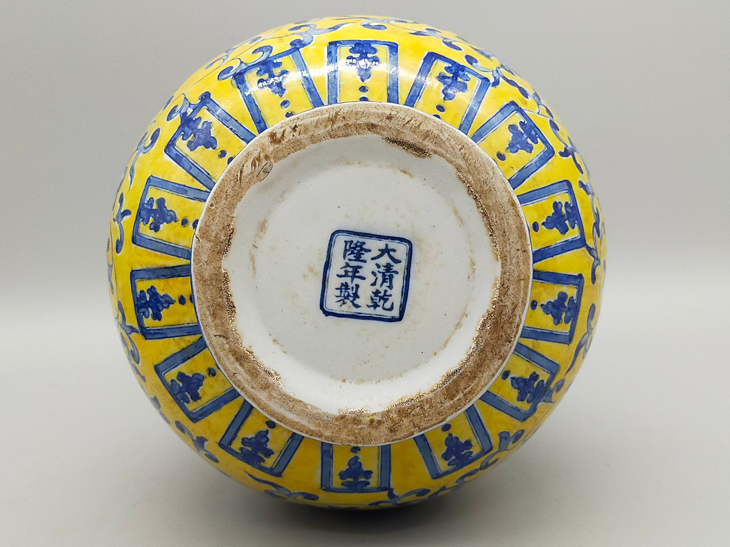 Prachtvolle Chinesische Porzellan Vase – Gelb mit Blauem Blumen Dekor