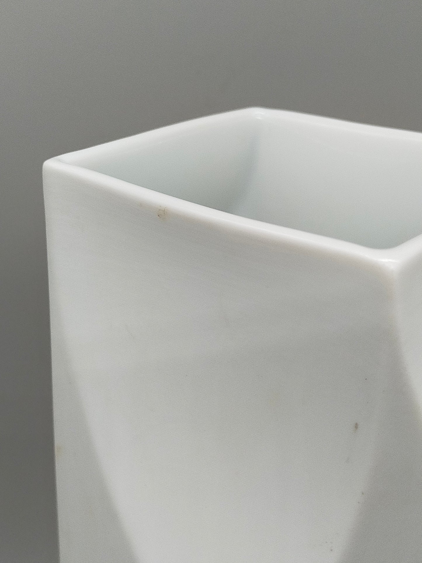 Lorenz Hutschenreuther Porzellan Vase – Weißes Relief Design von Hans Achtziger