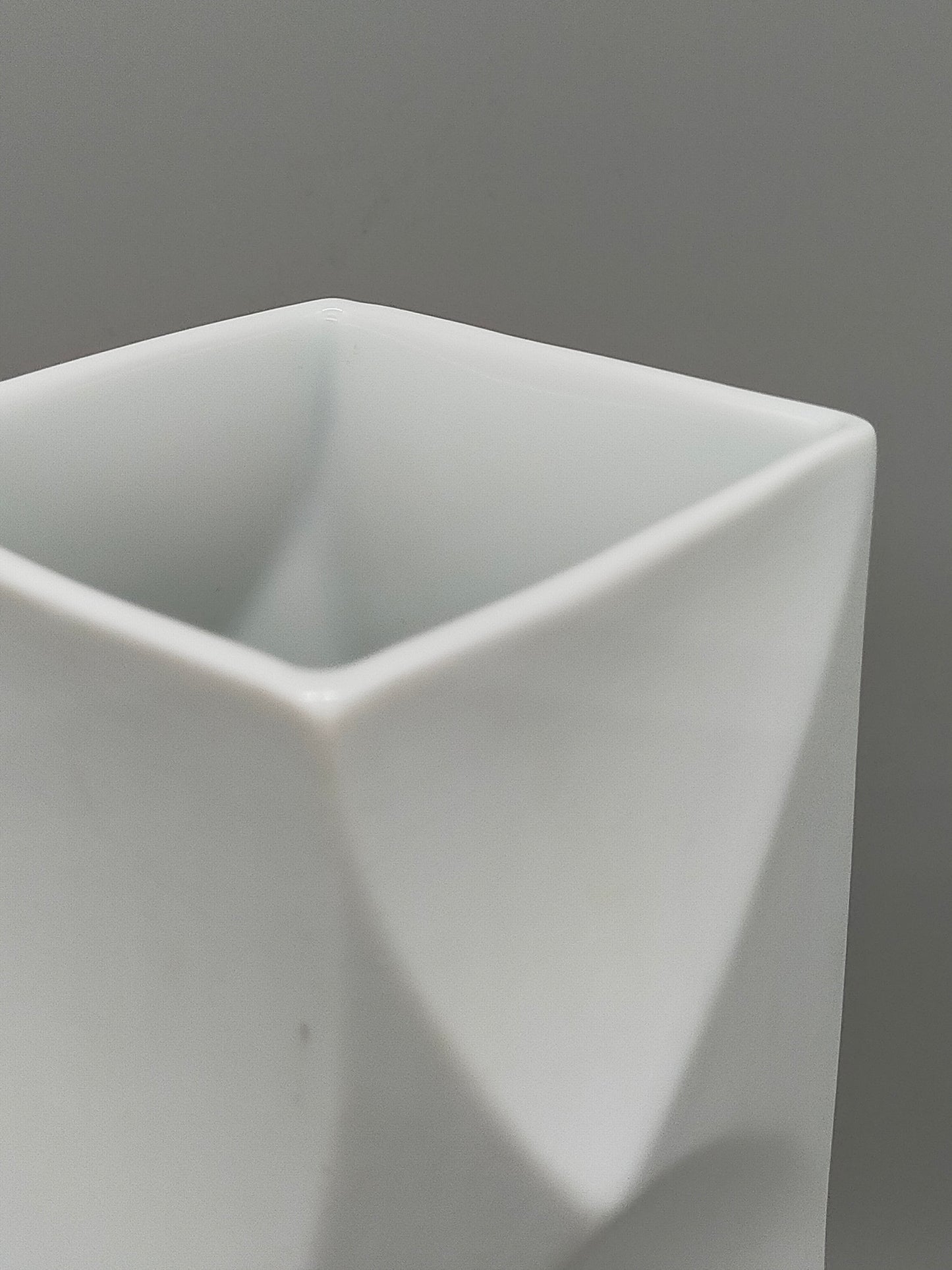 Lorenz Hutschenreuther Porzellan Vase – Weißes Relief Design von Hans Achtziger