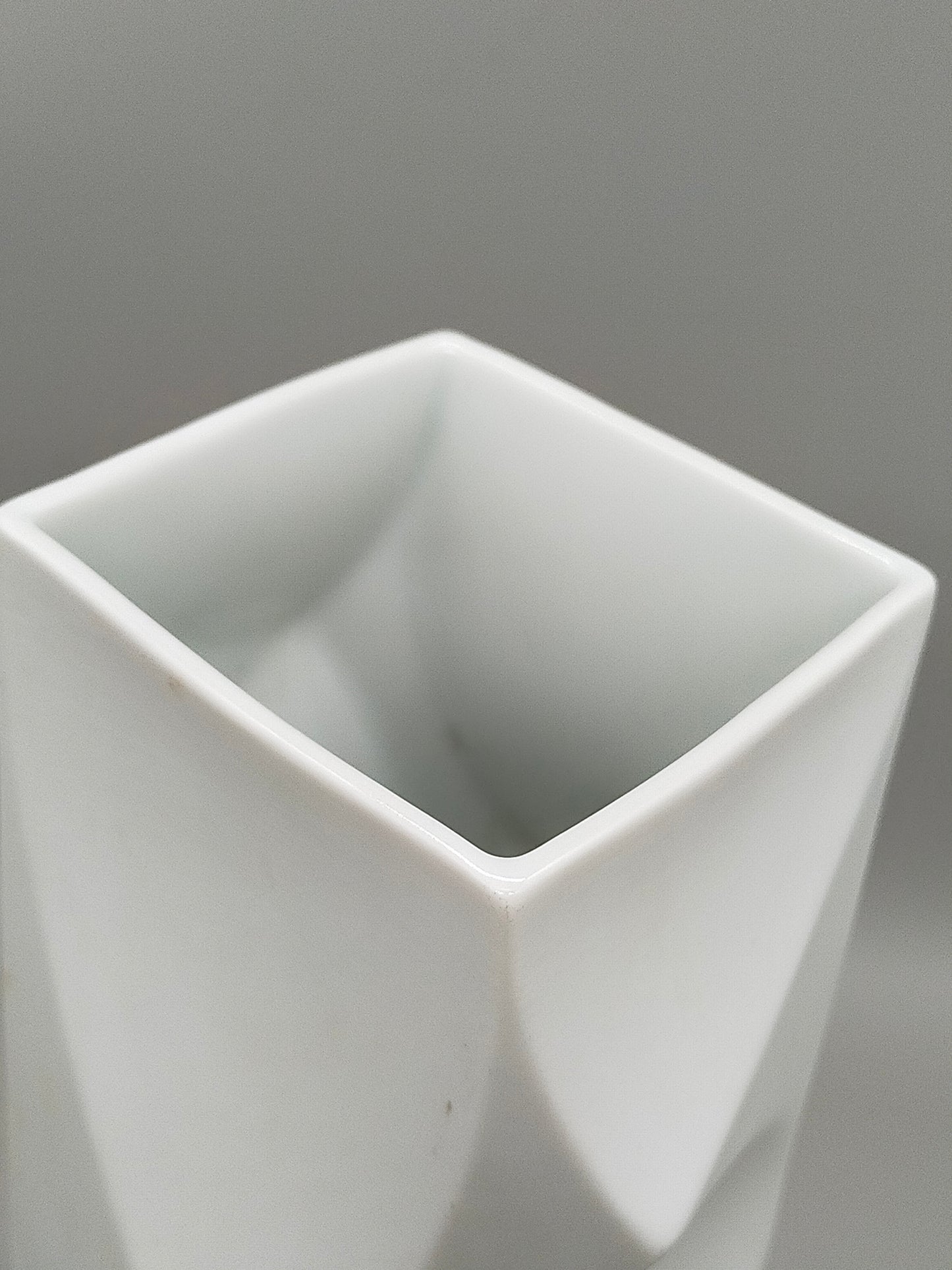 Lorenz Hutschenreuther Porzellan Vase – Weißes Relief Design von Hans Achtziger
