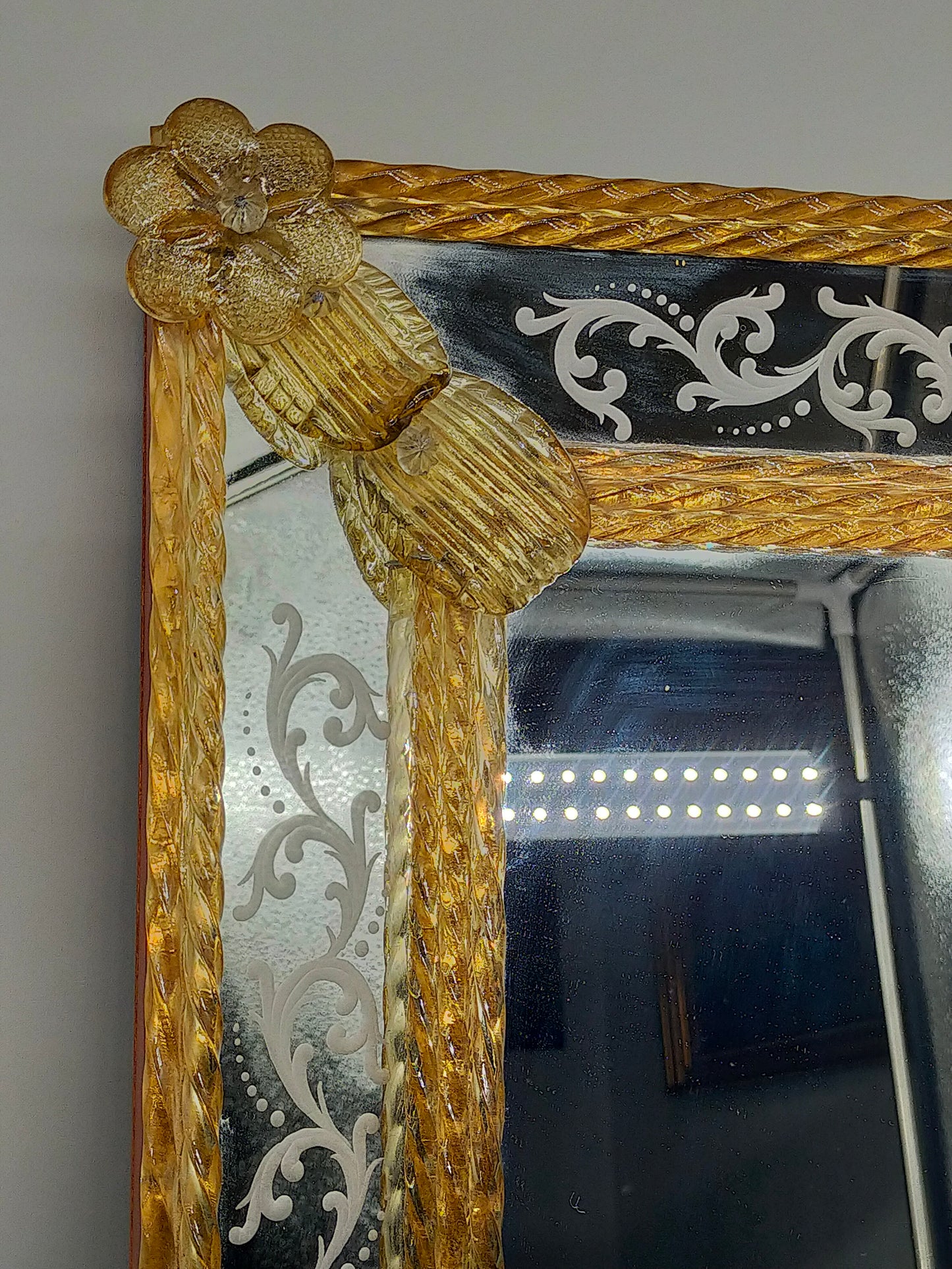 Prachtvoller Murano Glas Wandspiegel – Goldfarbenes Design im Barock-Stil