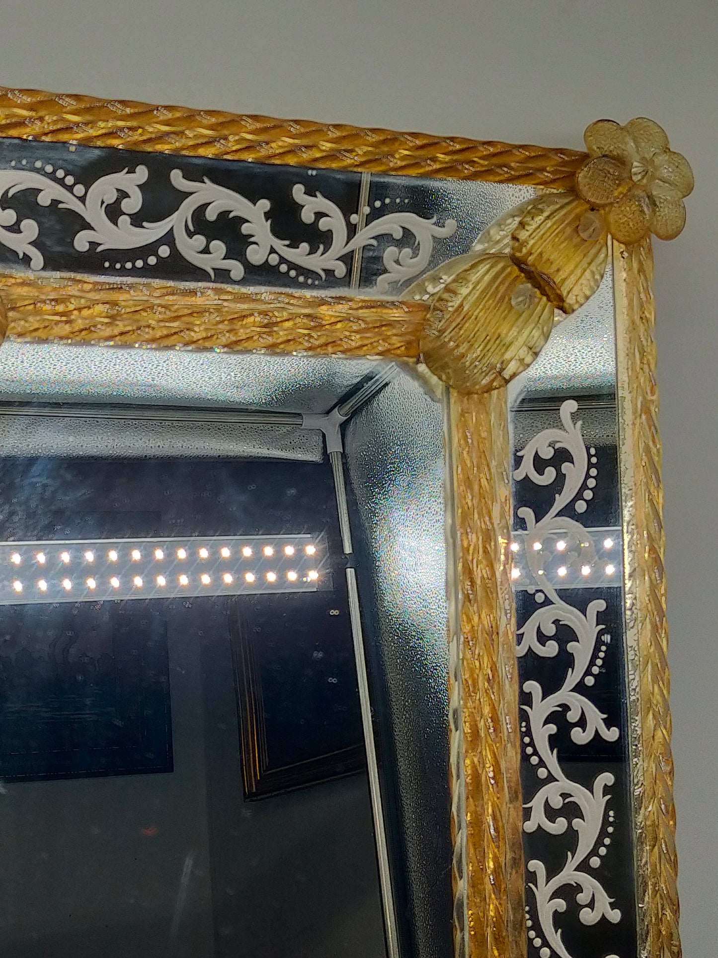 Prachtvoller Murano Glas Wandspiegel – Goldfarbenes Design im Barock-Stil