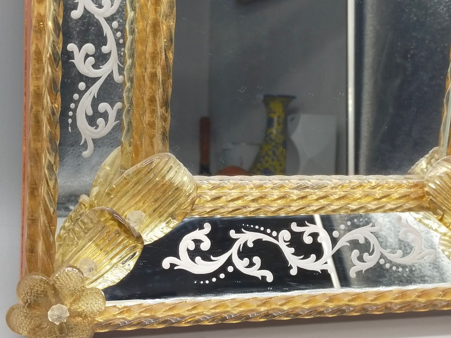 Prachtvoller Murano Glas Wandspiegel – Goldfarbenes Design im Barock-Stil