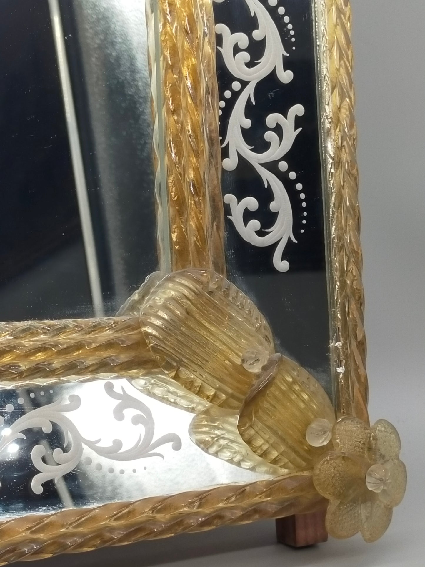 Prachtvoller Murano Glas Wandspiegel – Goldfarbenes Design im Barock-Stil