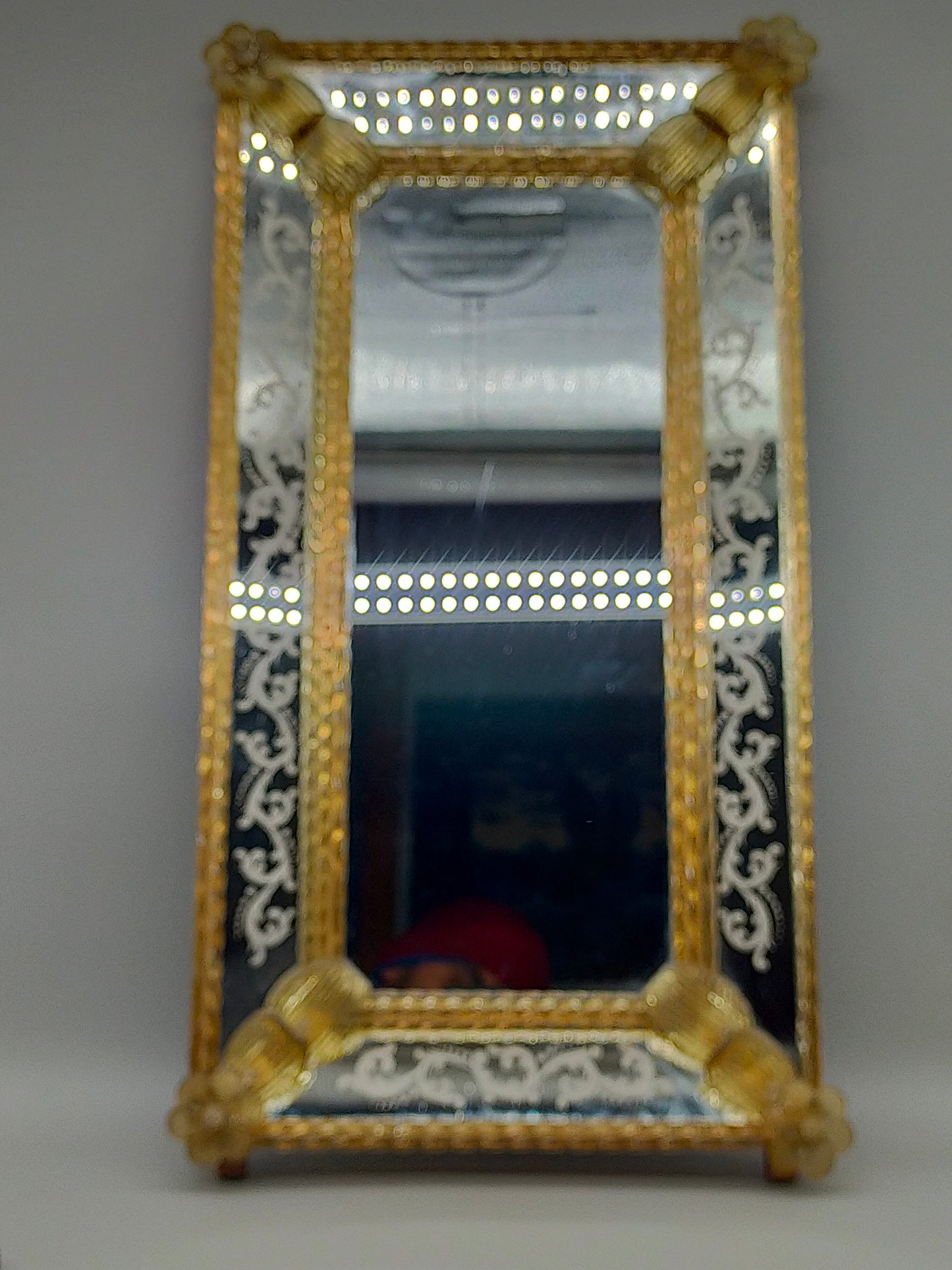 Prachtvoller Murano Glas Wandspiegel – Goldfarbenes Design im Barock-Stil