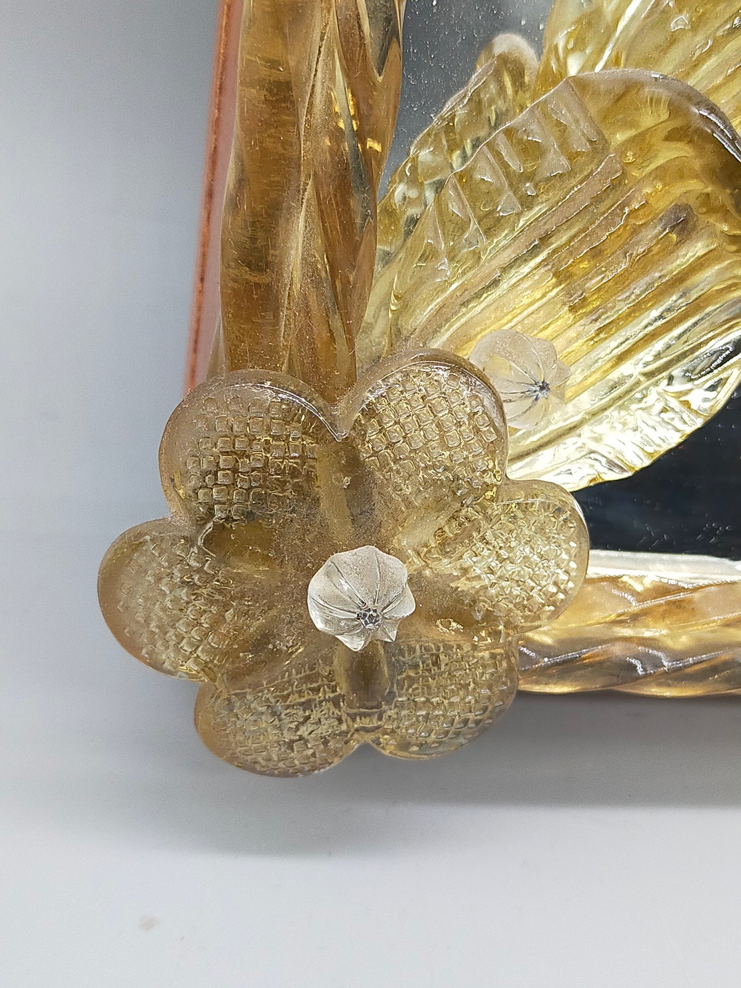 Prachtvoller Murano Glas Wandspiegel – Goldfarbenes Design im Barock-Stil