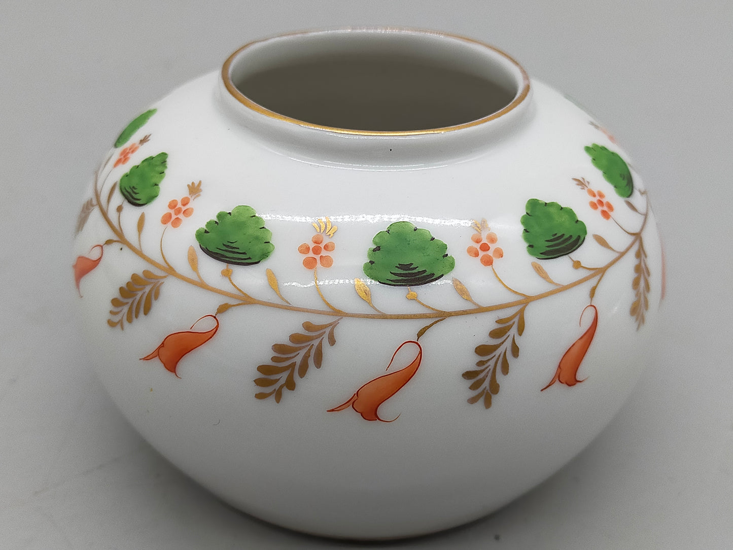 Edle Ludwigsburg Porzellan Vase – Florales Dekor & Goldrand