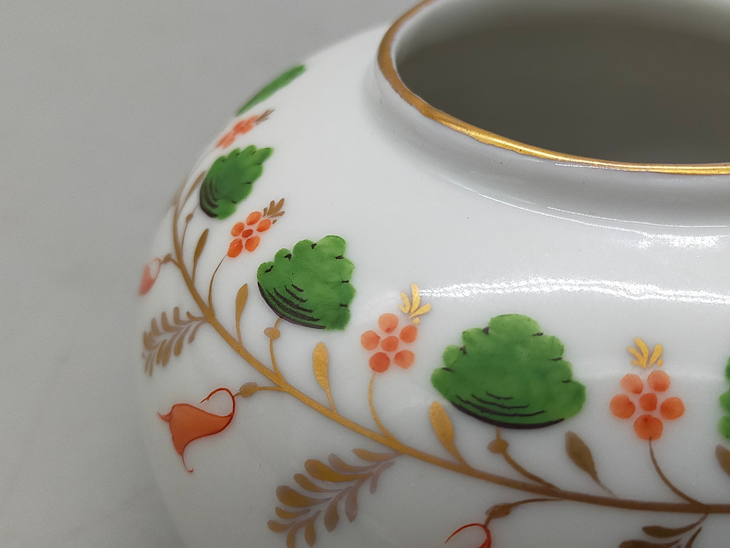 Edle Ludwigsburg Porzellan Vase – Florales Dekor & Goldrand