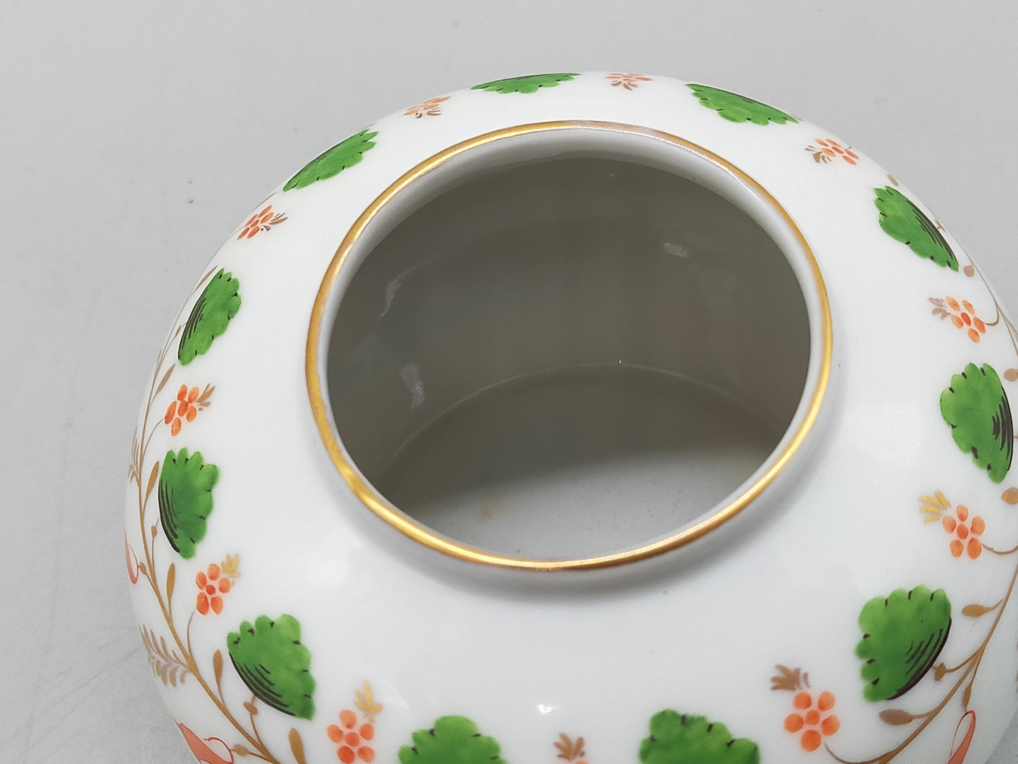 Edle Ludwigsburg Porzellan Vase – Florales Dekor & Goldrand