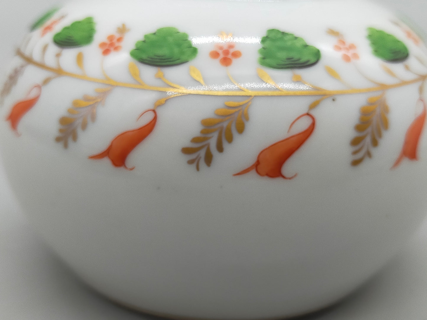 Edle Ludwigsburg Porzellan Vase – Florales Dekor & Goldrand