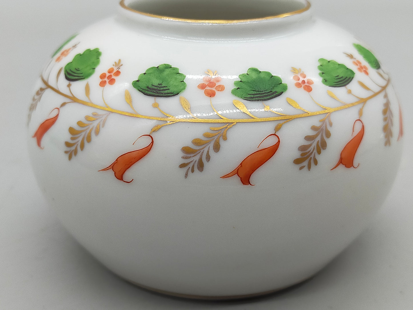 Edle Ludwigsburg Porzellan Vase – Florales Dekor & Goldrand