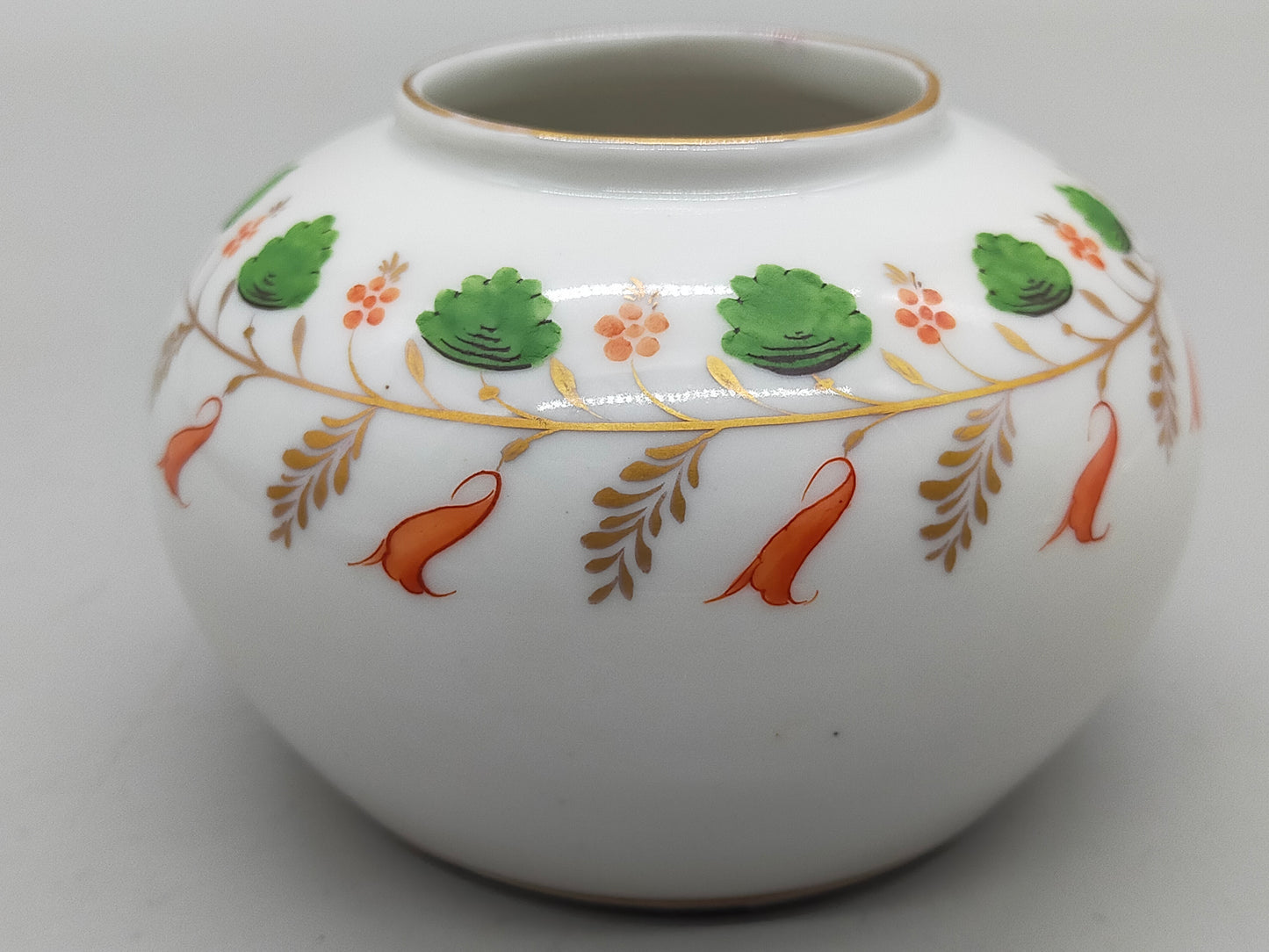 Edle Ludwigsburg Porzellan Vase – Florales Dekor & Goldrand