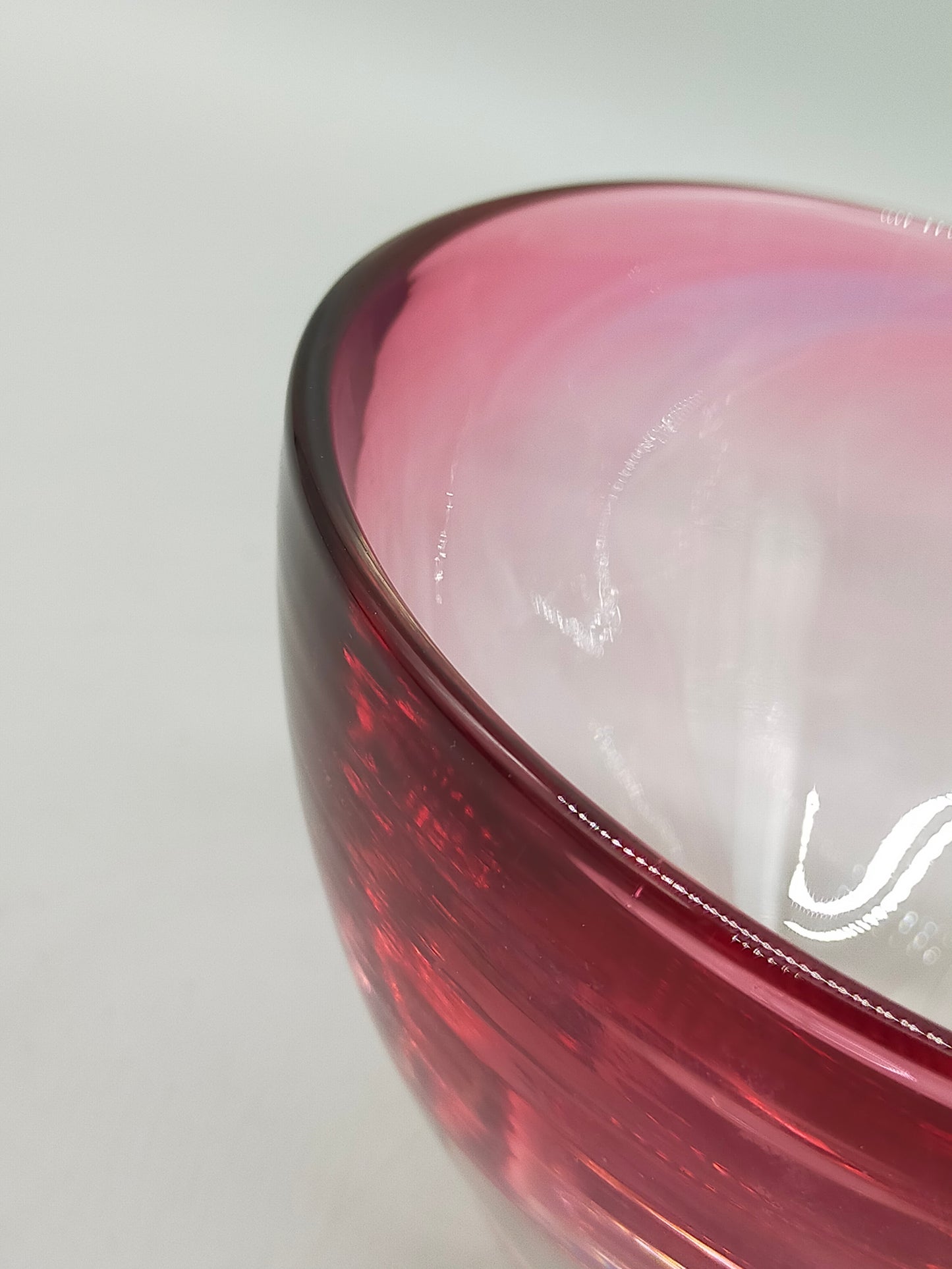 Elegante Murano Glas Schale – Kunstvolle Glasarbeit in Rosa und Weiß
