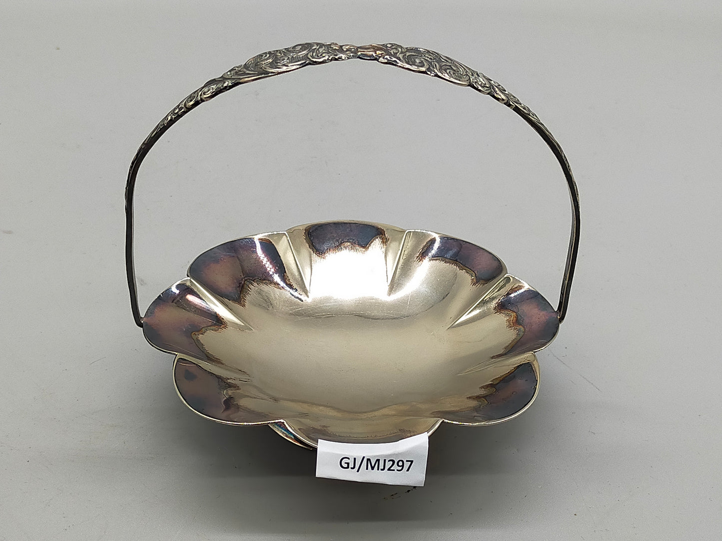 Antike versilberte Schale mit Henkel – Elegantes Blumendesign
