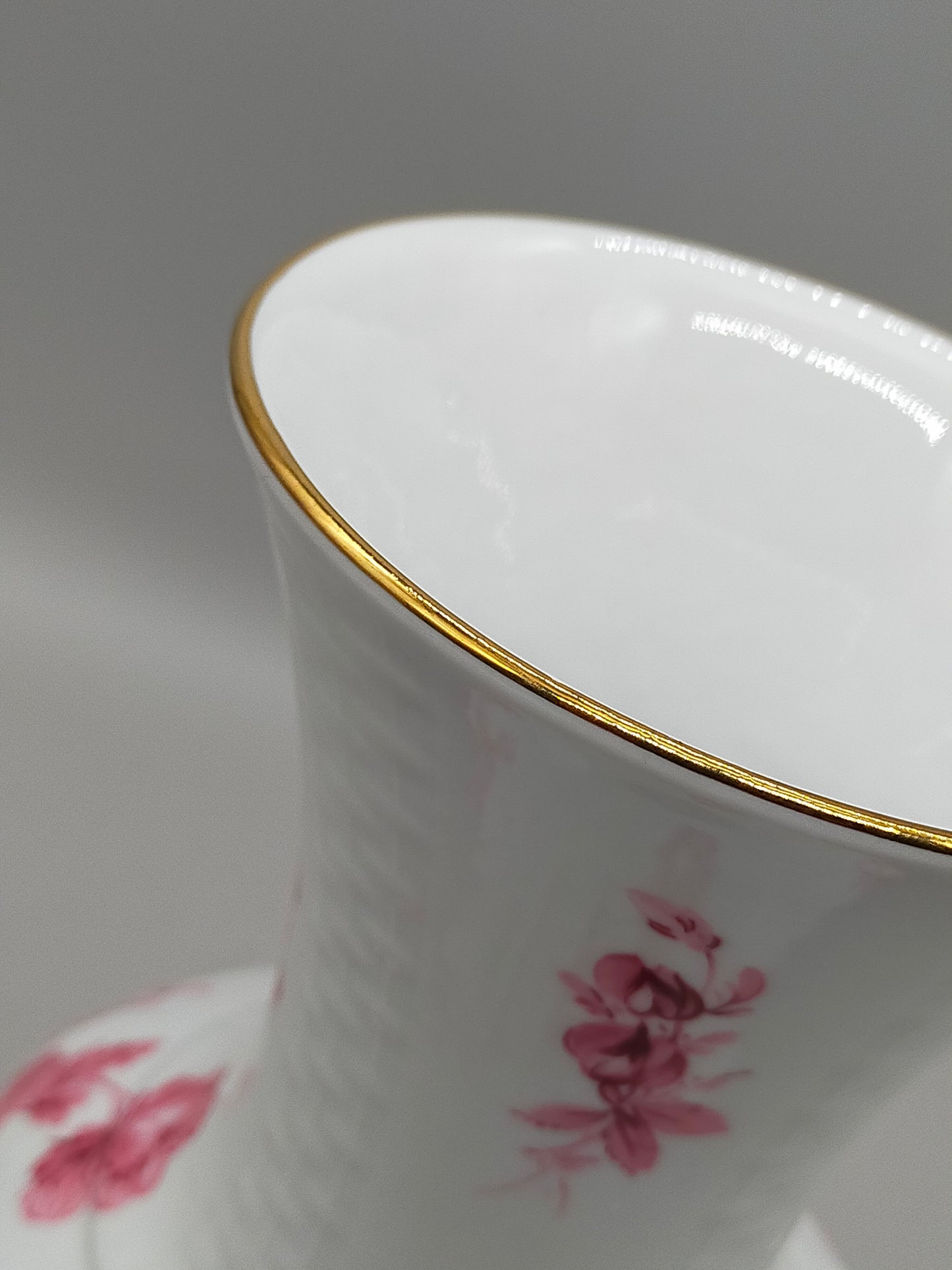 Prachtvolle Bareuther Waldsassen Vase – Florales Dekor in Rosa & Goldrand