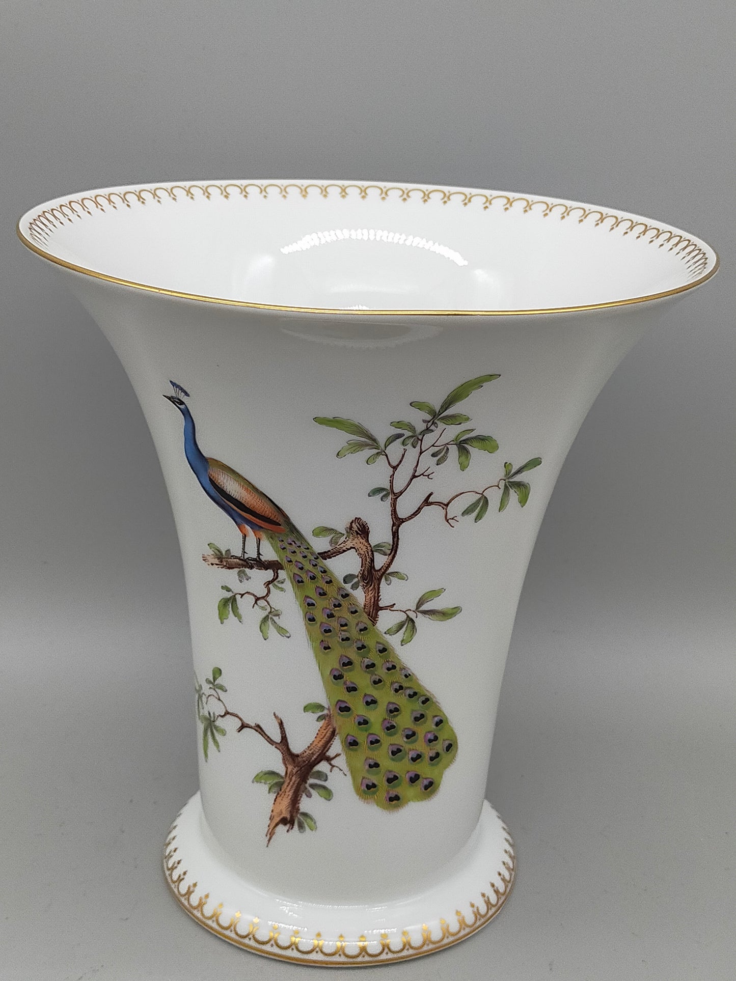 Edle Ludwigsburg Porzellan Vase – Handbemalt mit Pfau & Goldrand