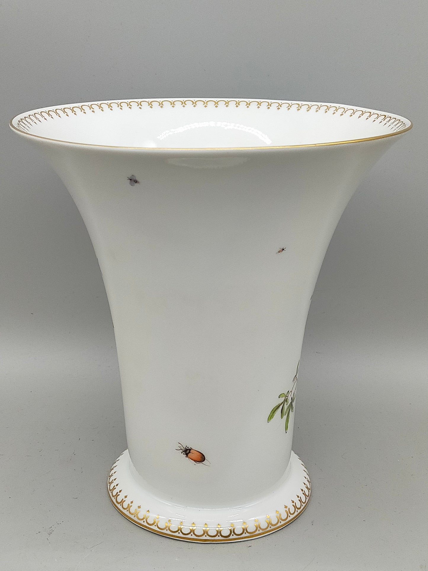 Edle Ludwigsburg Porzellan Vase – Handbemalt mit Pfau & Goldrand