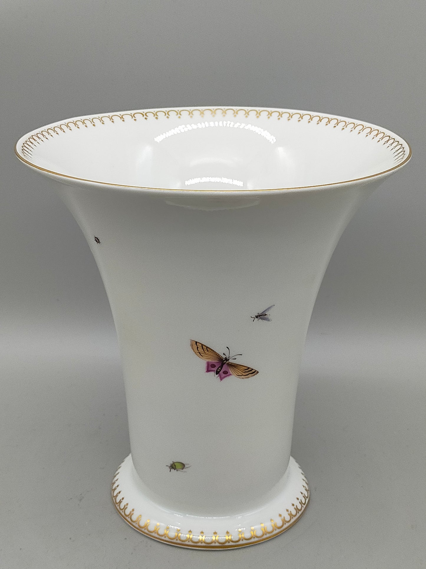 Edle Ludwigsburg Porzellan Vase – Handbemalt mit Pfau & Goldrand