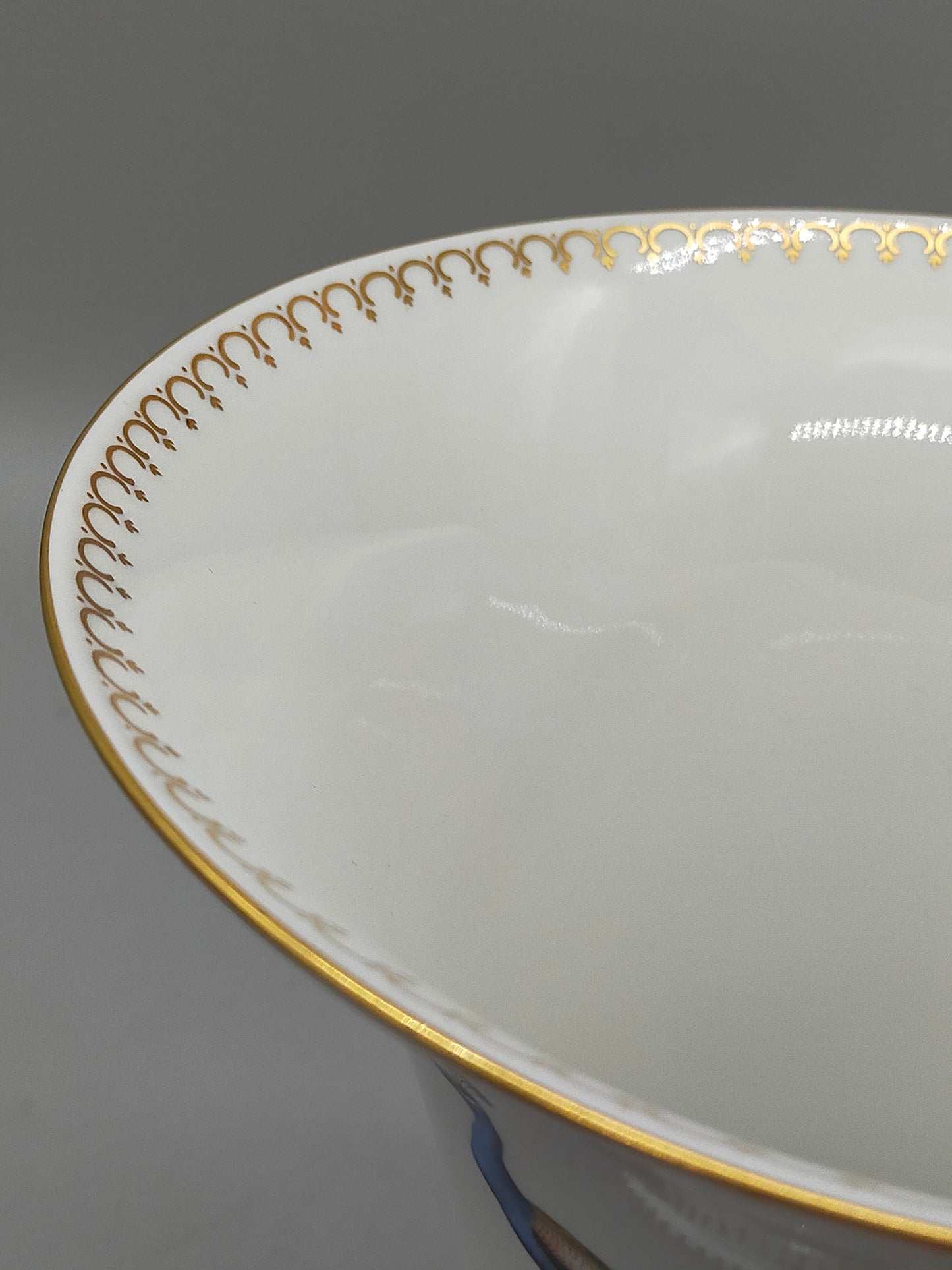 Edle Ludwigsburg Porzellan Vase – Handbemalt mit Pfau & Goldrand