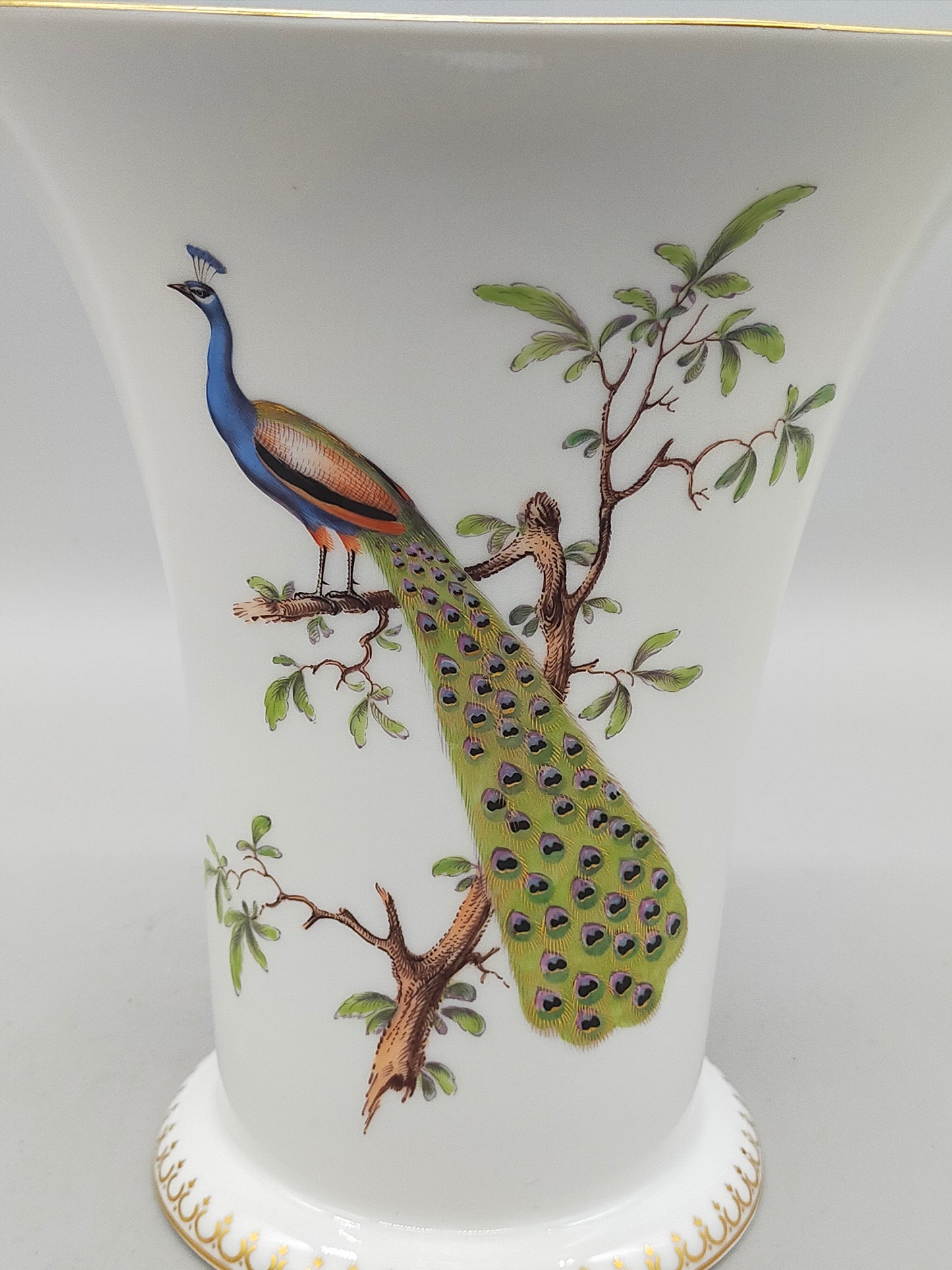 Edle Ludwigsburg Porzellan Vase – Handbemalt mit Pfau & Goldrand