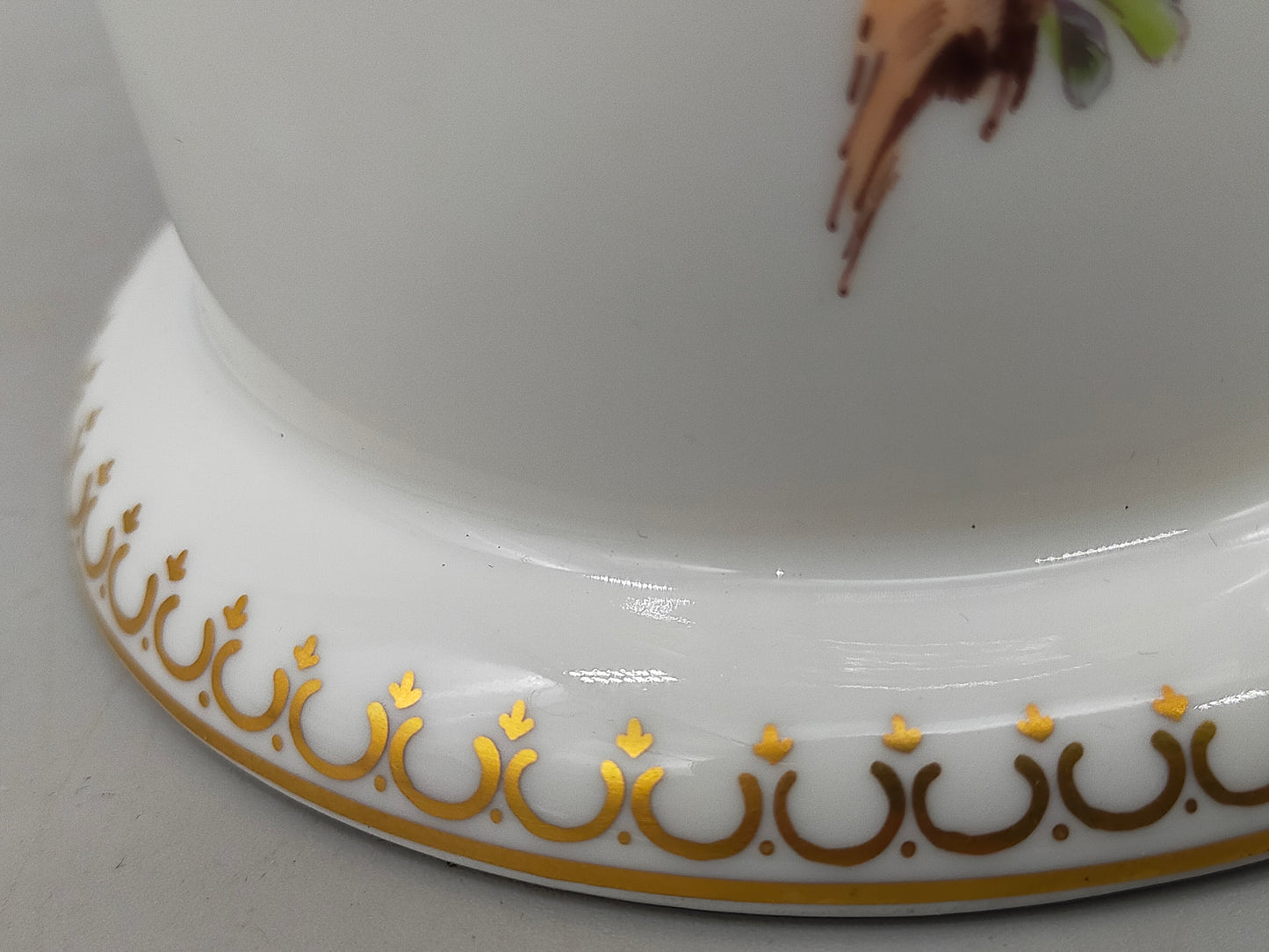 Edle Ludwigsburg Porzellan Vase – Handbemalt mit Pfau & Goldrand