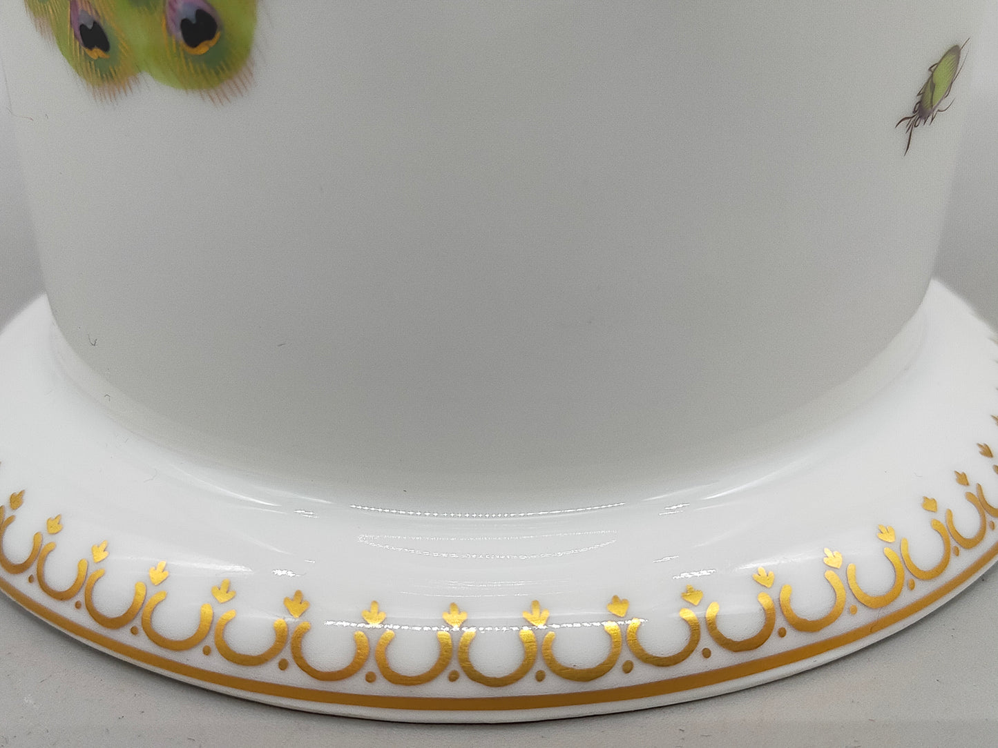Edle Ludwigsburg Porzellan Vase – Handbemalt mit Pfau & Goldrand