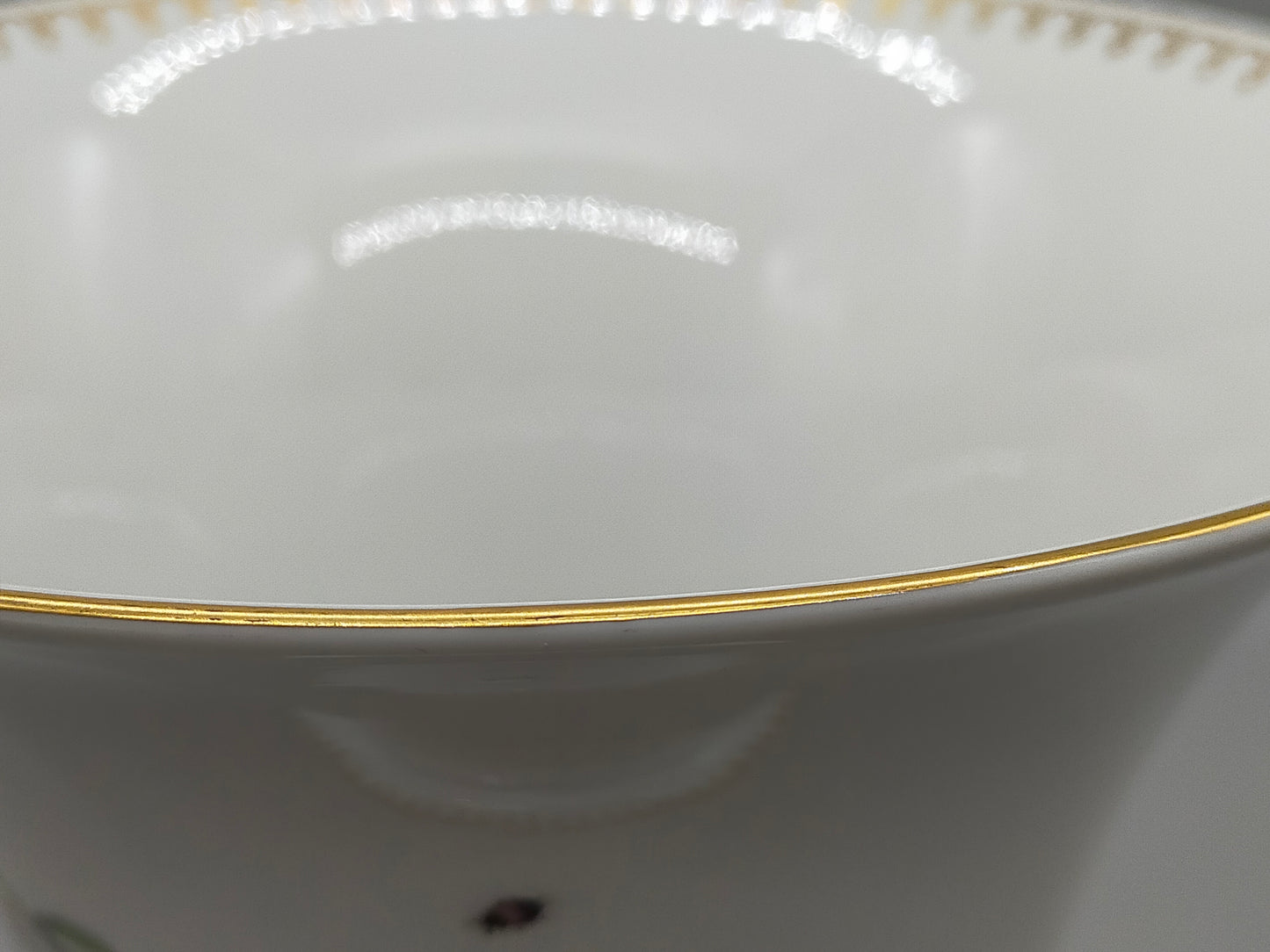 Edle Ludwigsburg Porzellan Vase – Handbemalt mit Pfau & Goldrand