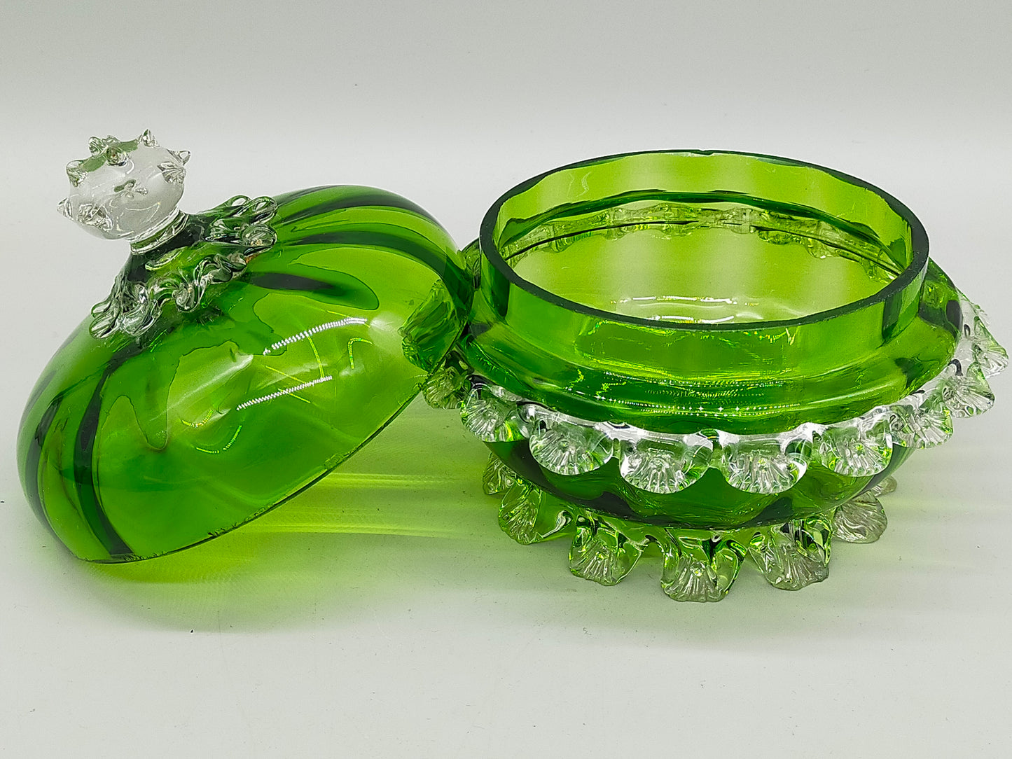 Antike Murano Glas Dose – Grünes Kunstglas mit klaren Applikationen