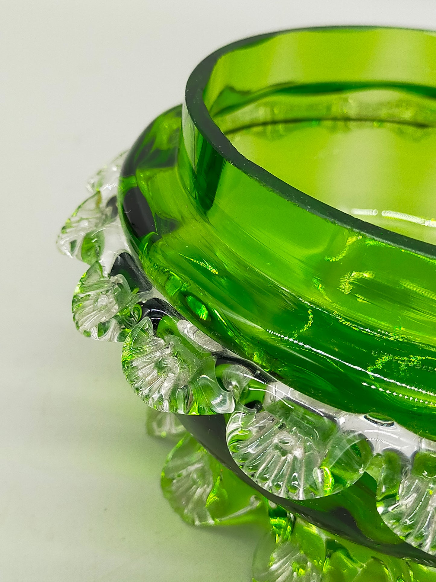 Antike Murano Glas Dose – Grünes Kunstglas mit klaren Applikationen
