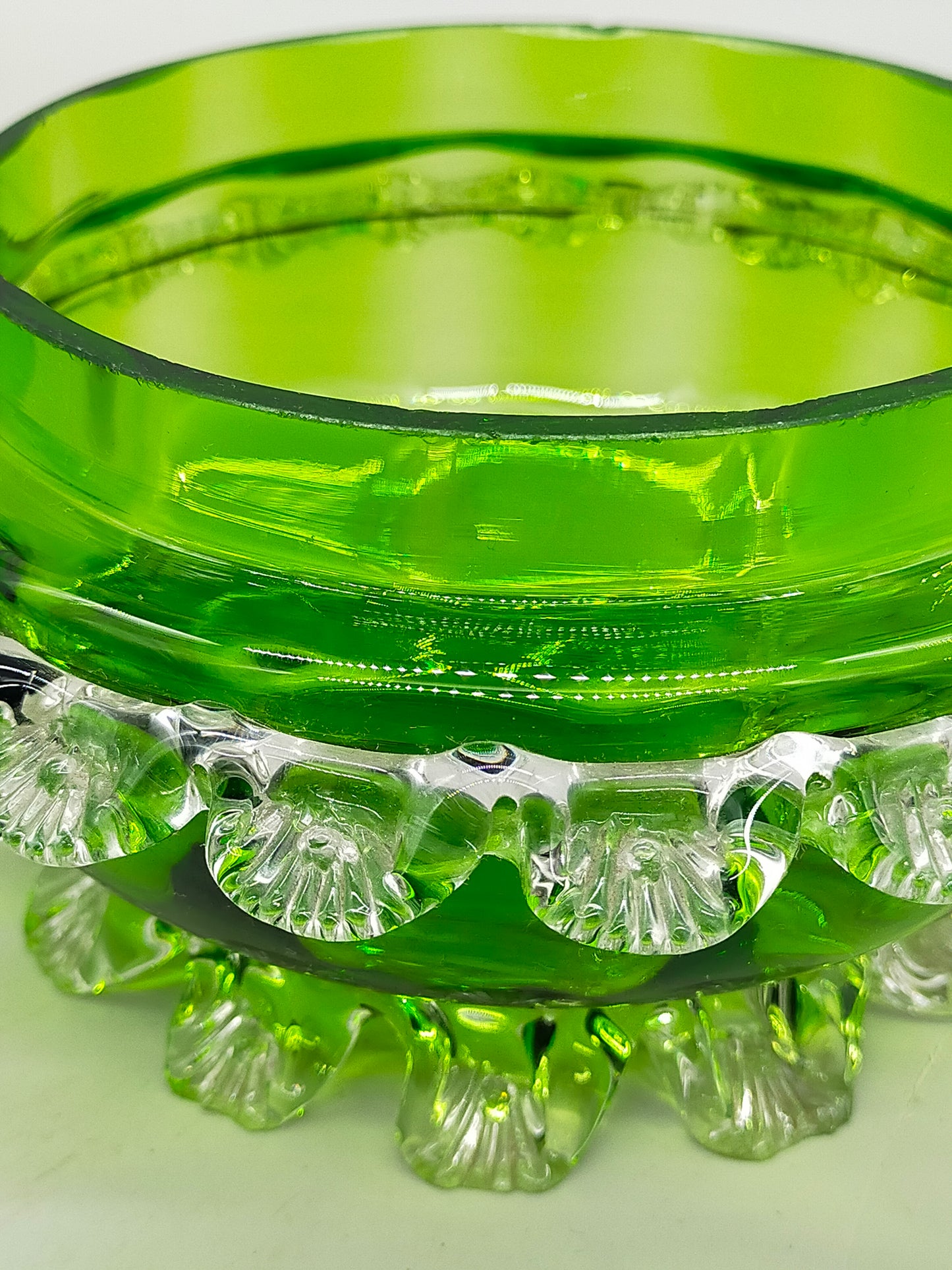Antike Murano Glas Dose – Grünes Kunstglas mit klaren Applikationen