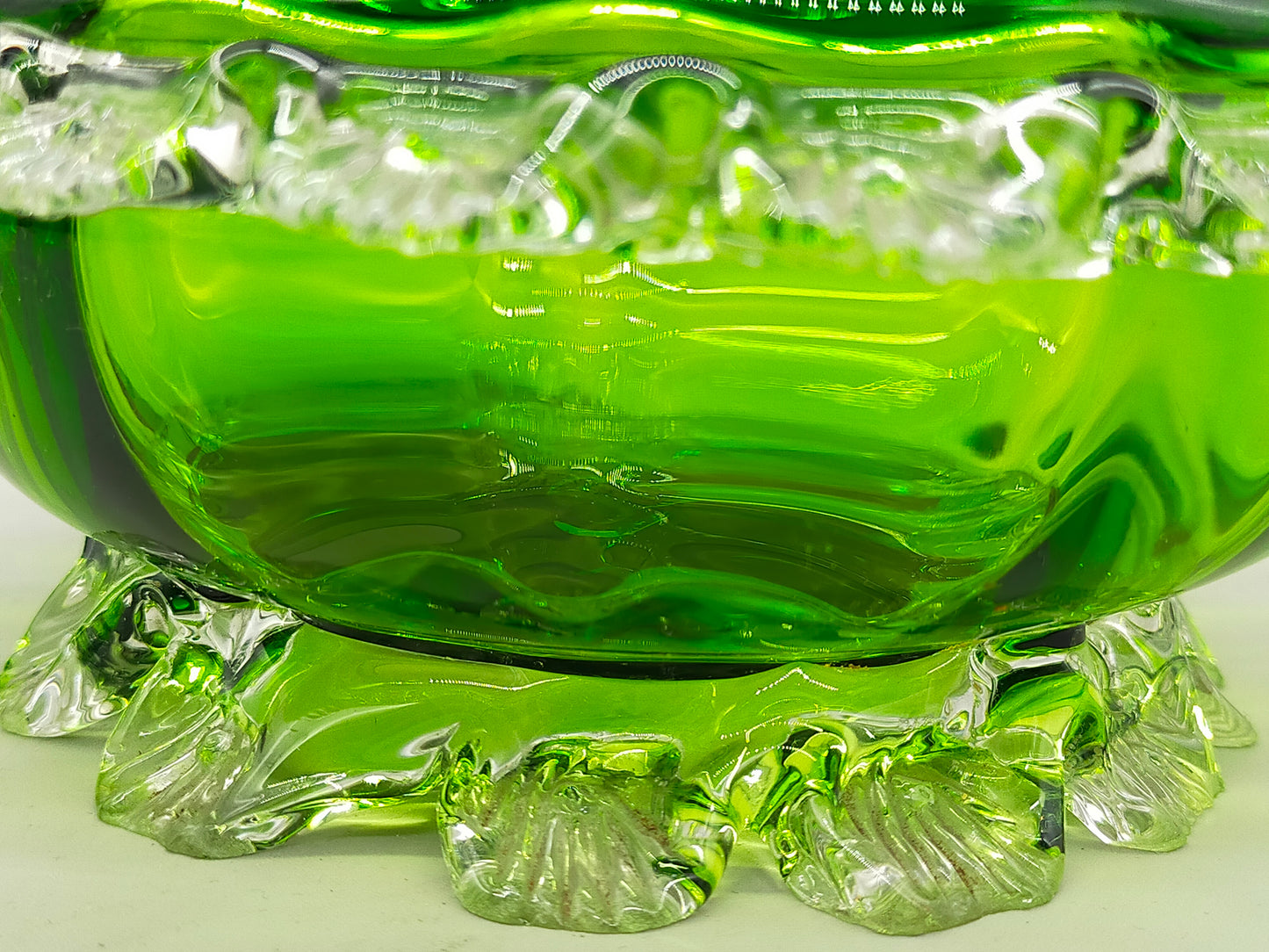 Antike Murano Glas Dose – Grünes Kunstglas mit klaren Applikationen