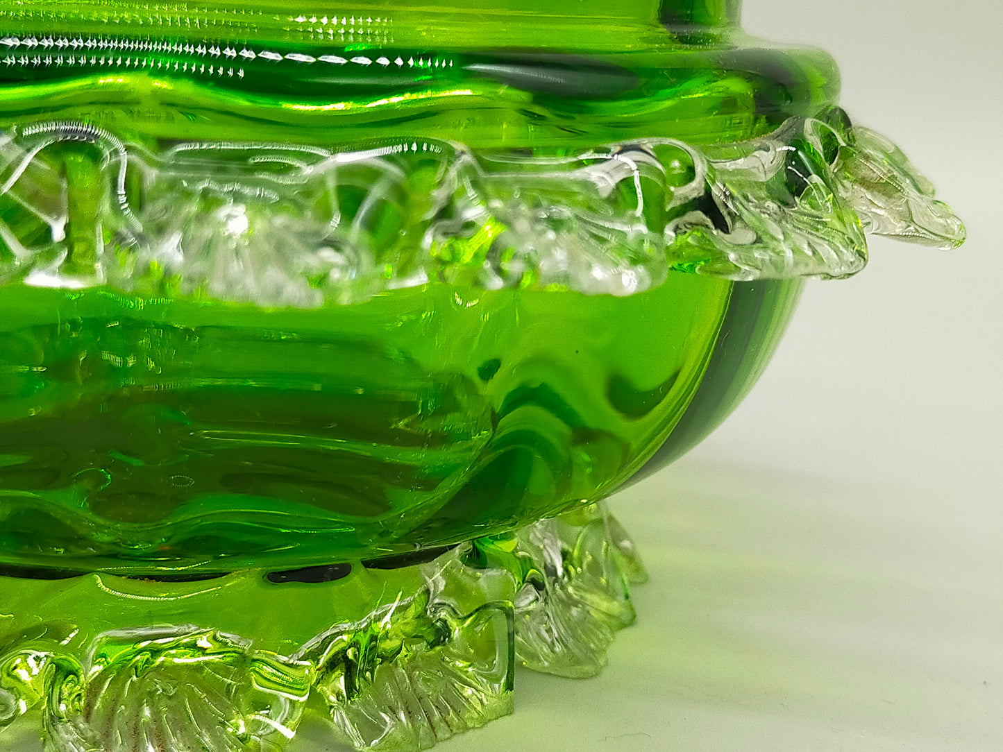 Antike Murano Glas Dose – Grünes Kunstglas mit klaren Applikationen
