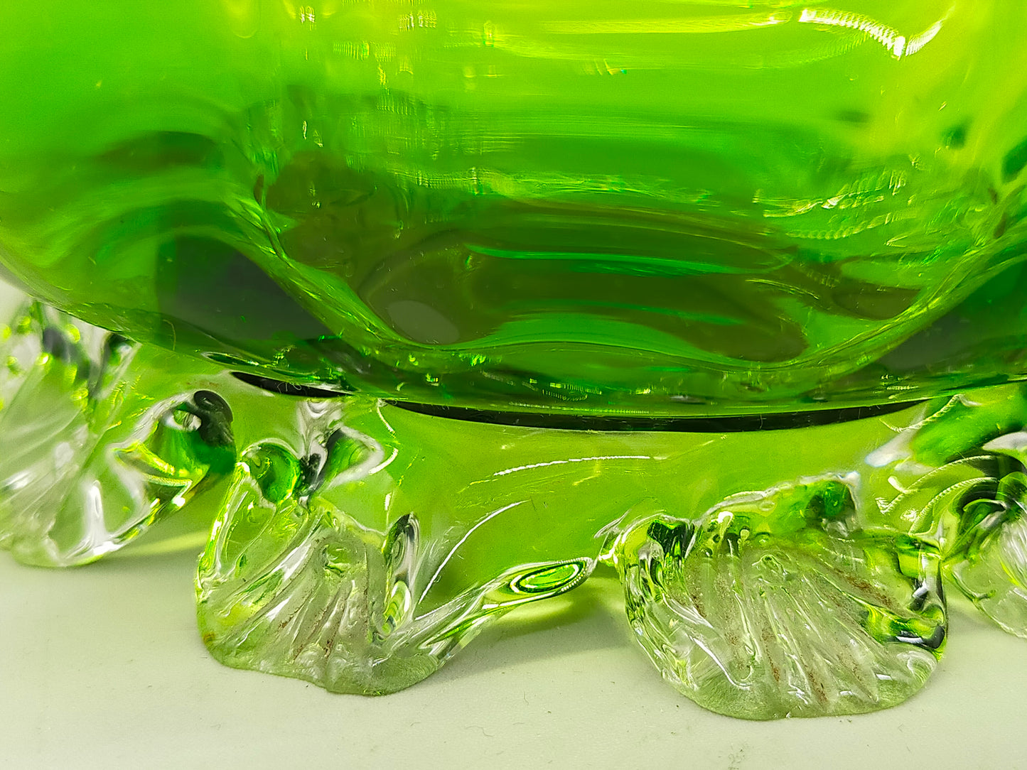Antike Murano Glas Dose – Grünes Kunstglas mit klaren Applikationen