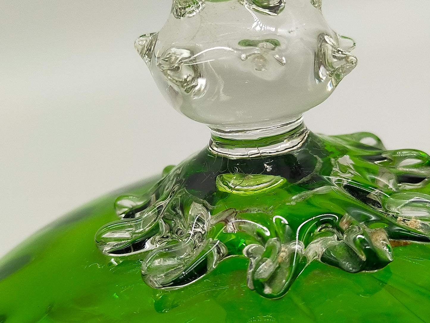 Antike Murano Glas Dose – Grünes Kunstglas mit klaren Applikationen