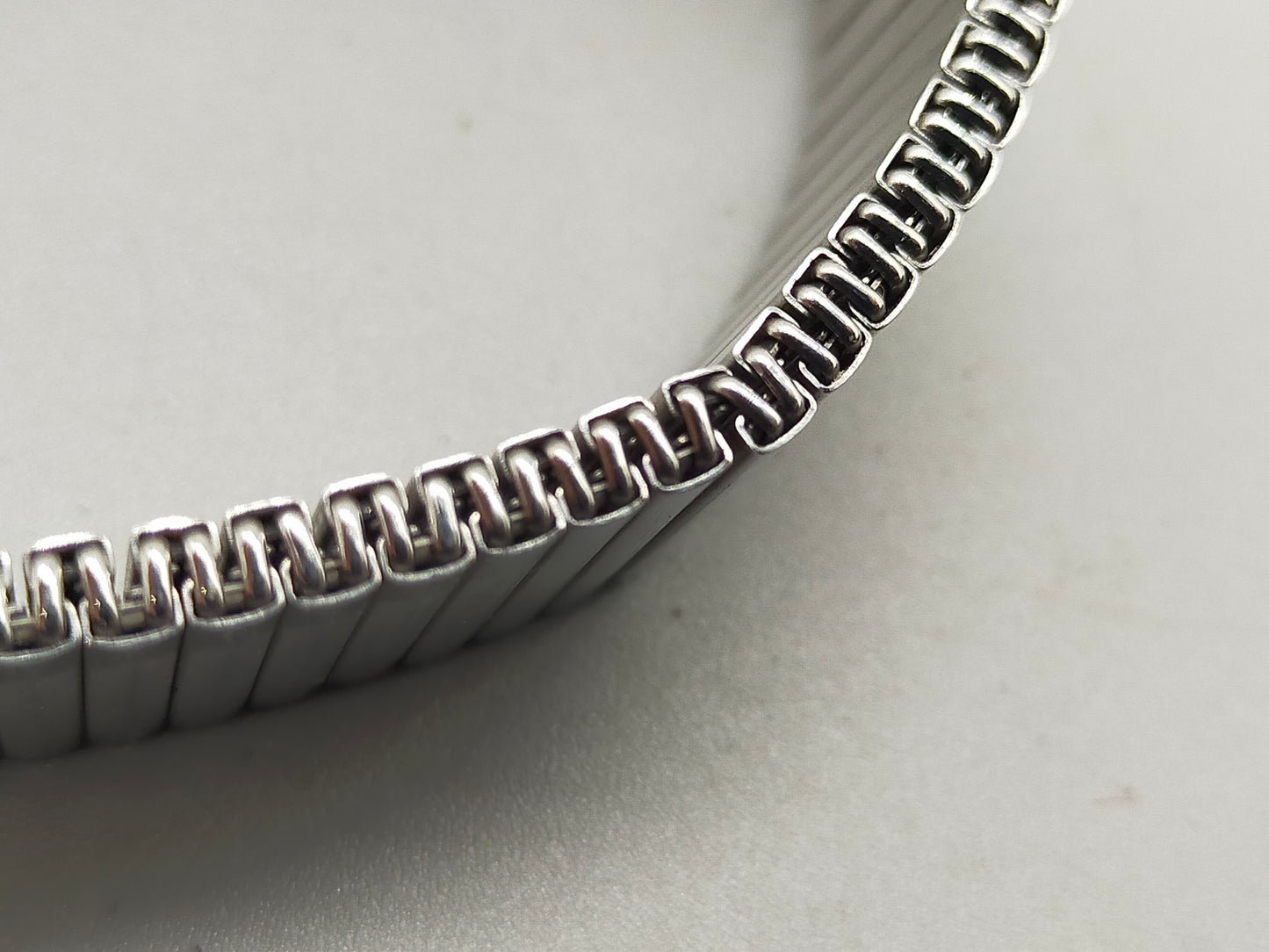Klassische Adora Herren Uhr – Silberfarben mit Flexarmband