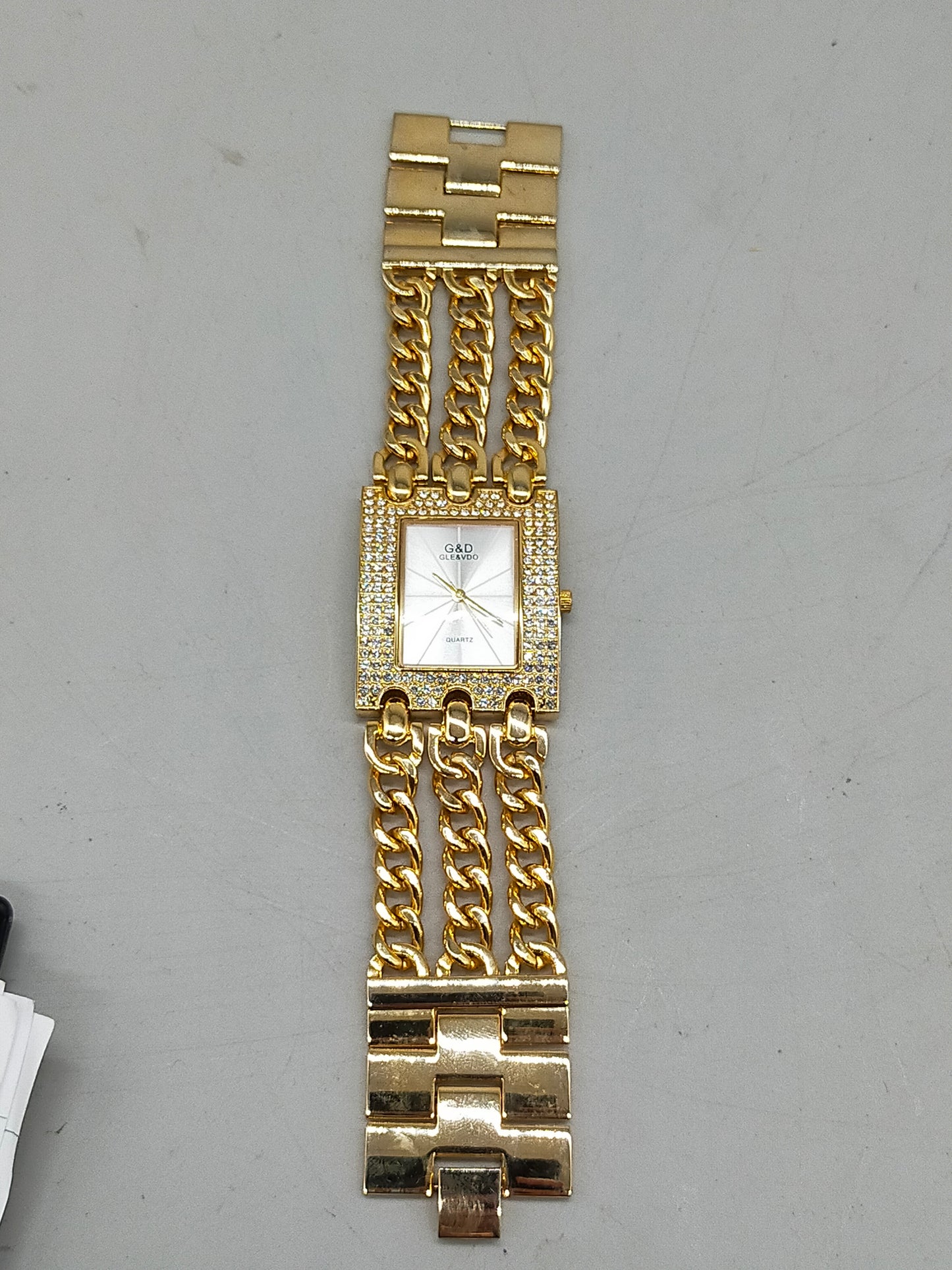 Glamouröse G&D Damen Uhr – Gold-Optik mit Strassbesatz