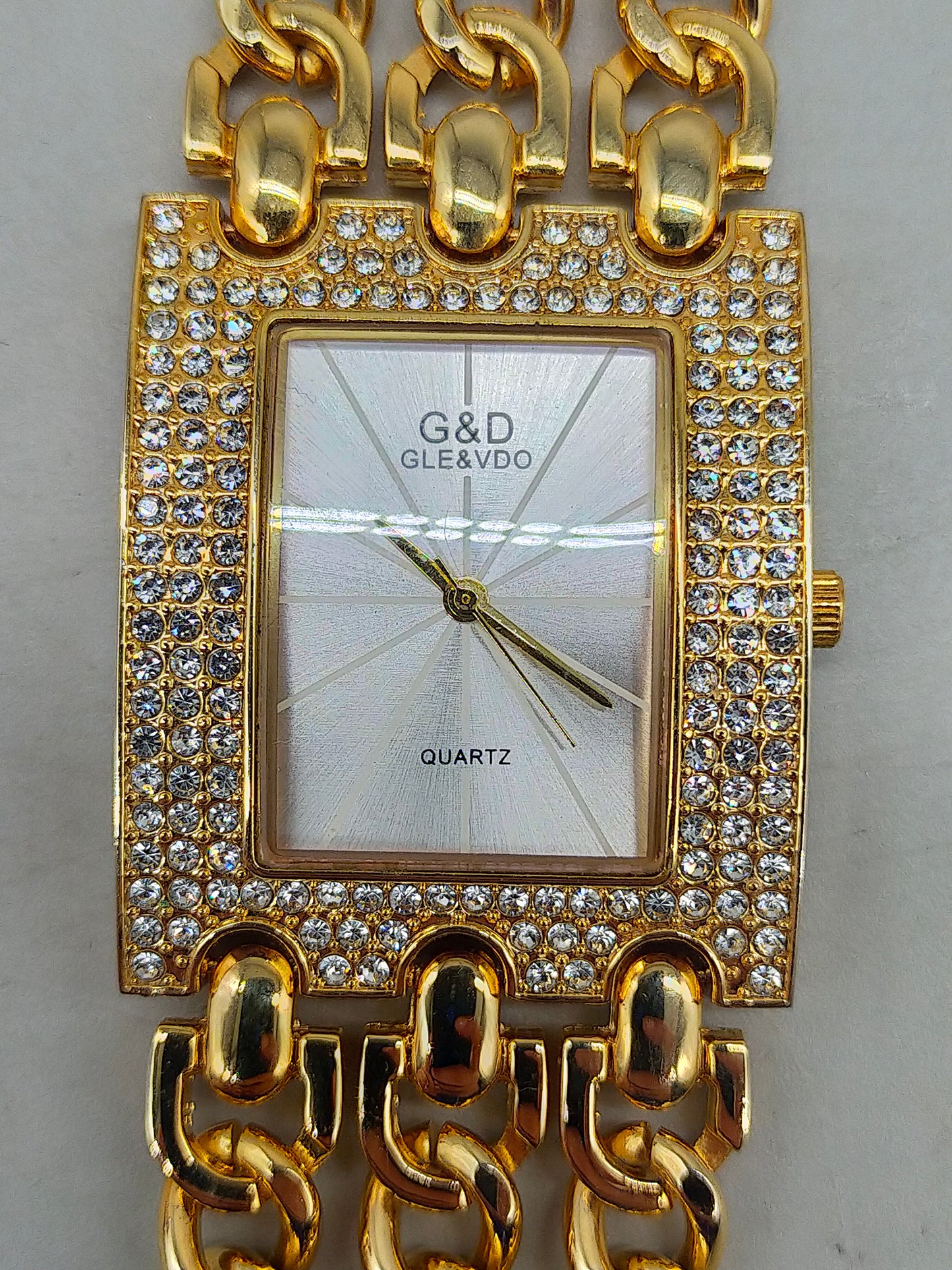 Glamouröse G&D Damen Uhr – Gold-Optik mit Strassbesatz