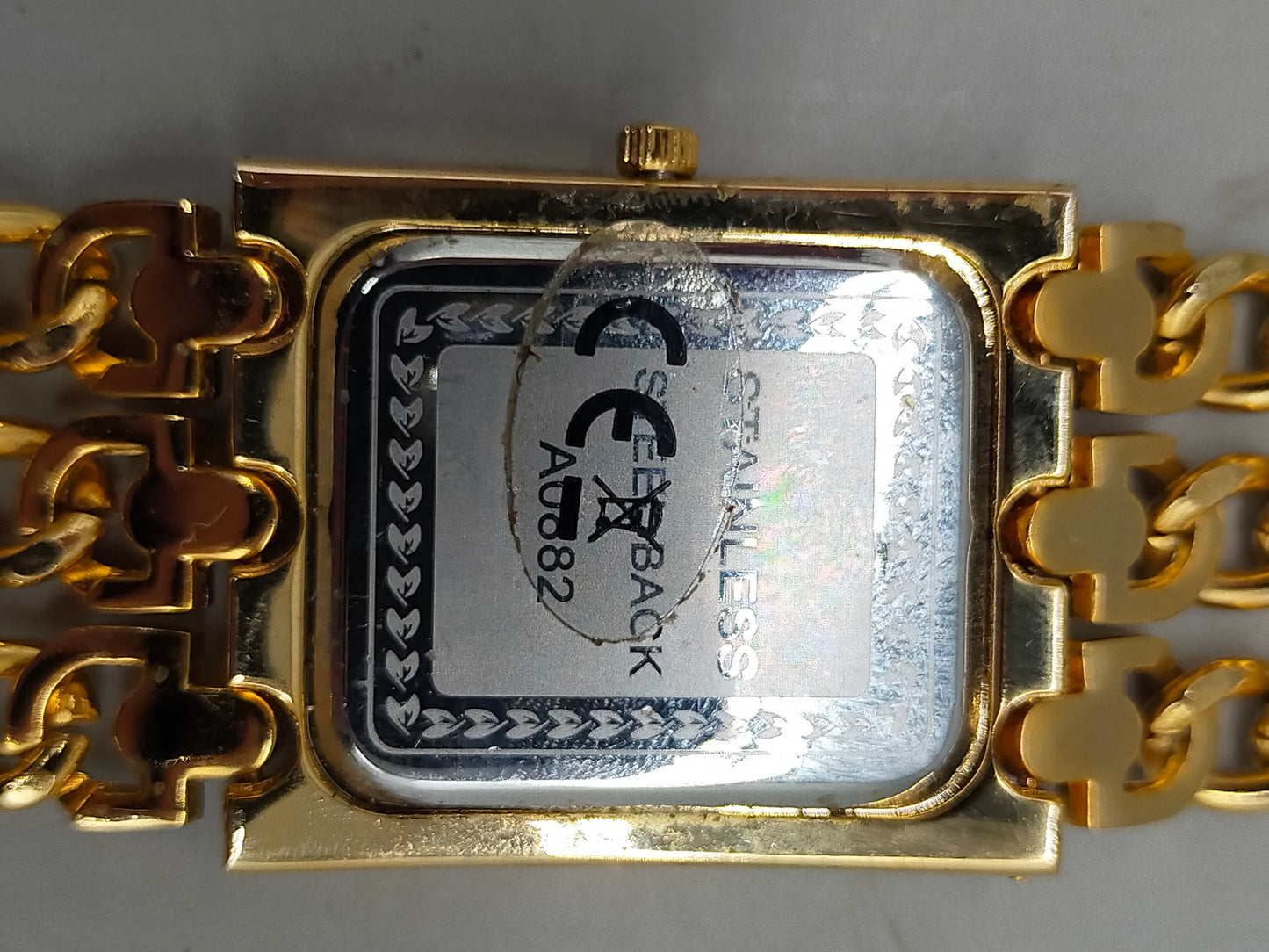 Glamouröse G&D Damen Uhr – Gold-Optik mit Strassbesatz