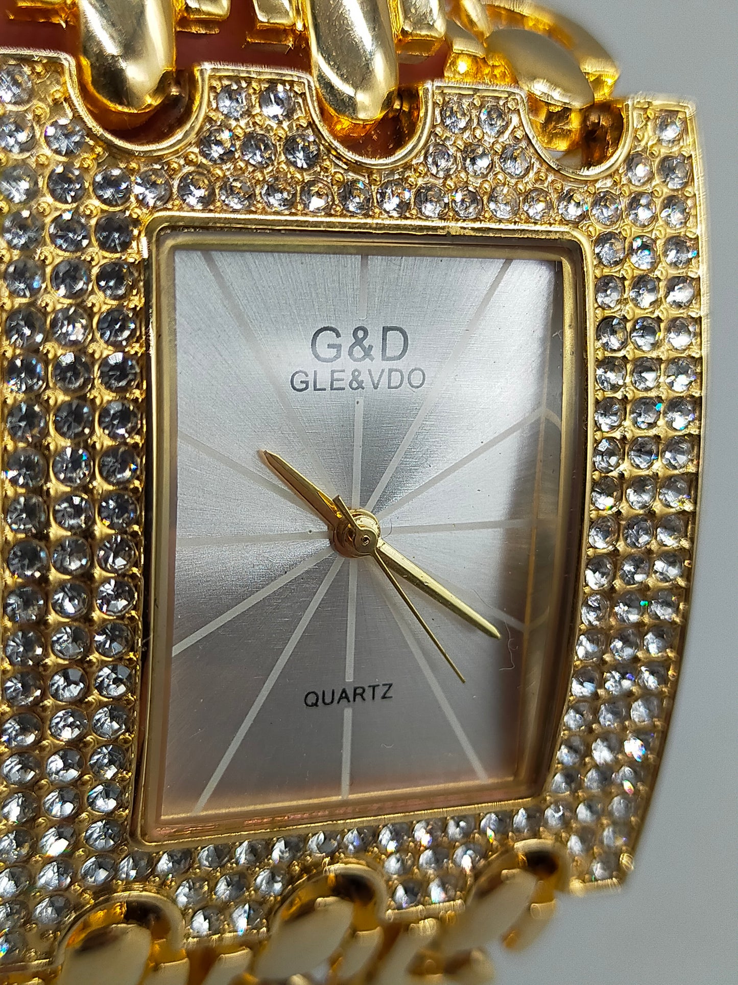 Glamouröse G&D Damen Uhr – Gold-Optik mit Strassbesatz