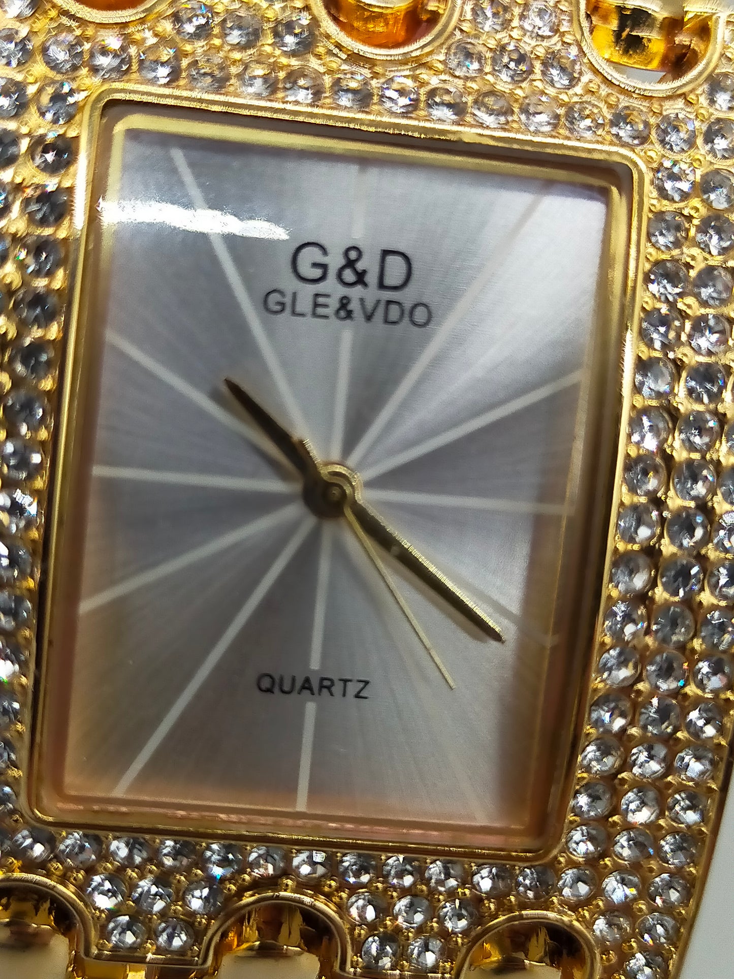 Glamouröse G&D Damen Uhr – Gold-Optik mit Strassbesatz
