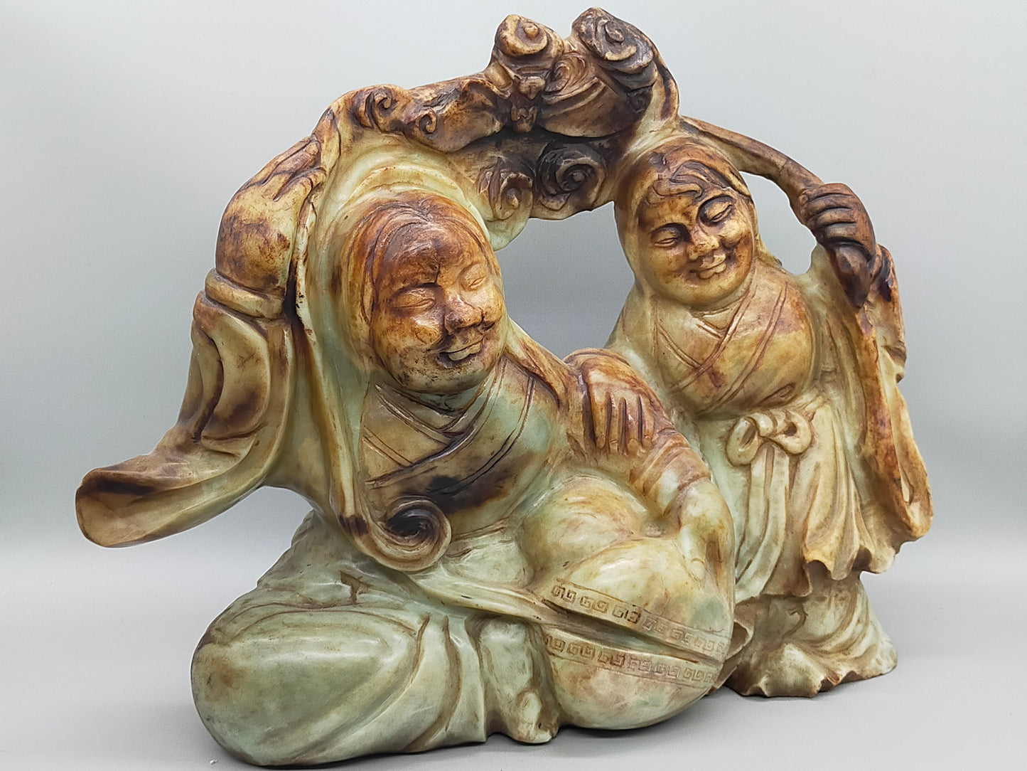 Antike Jadestein Skulptur – Handgeschnitzte Figurengruppe aus Fernost