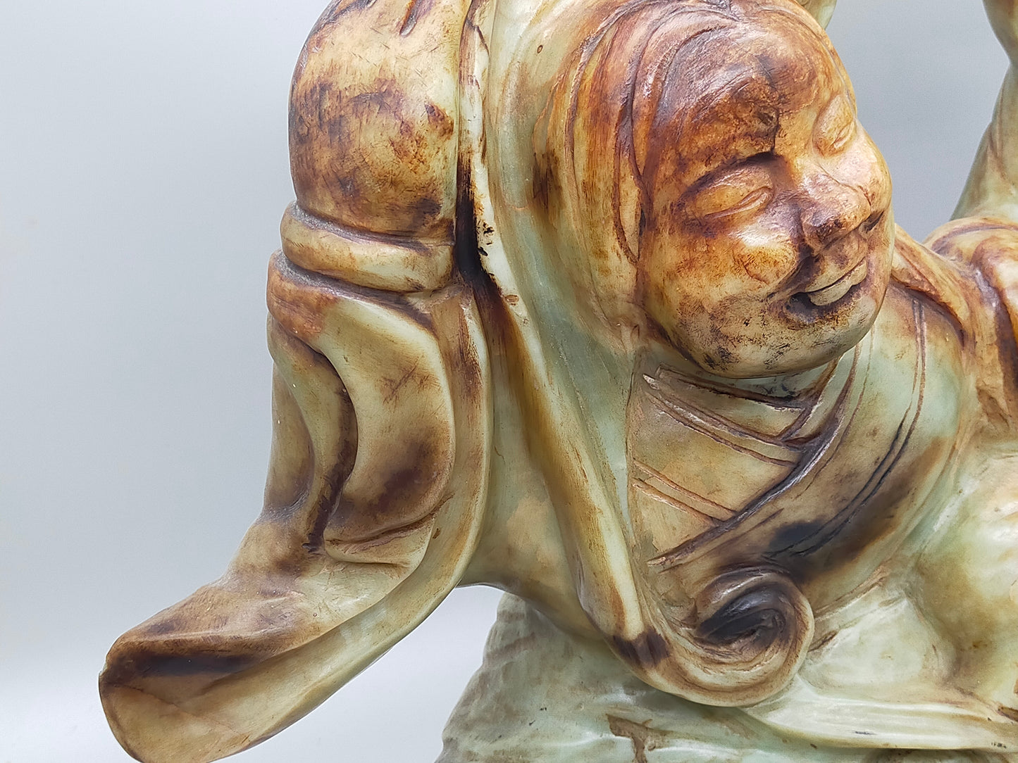 Antike Jadestein Skulptur – Handgeschnitzte Figurengruppe aus Fernost