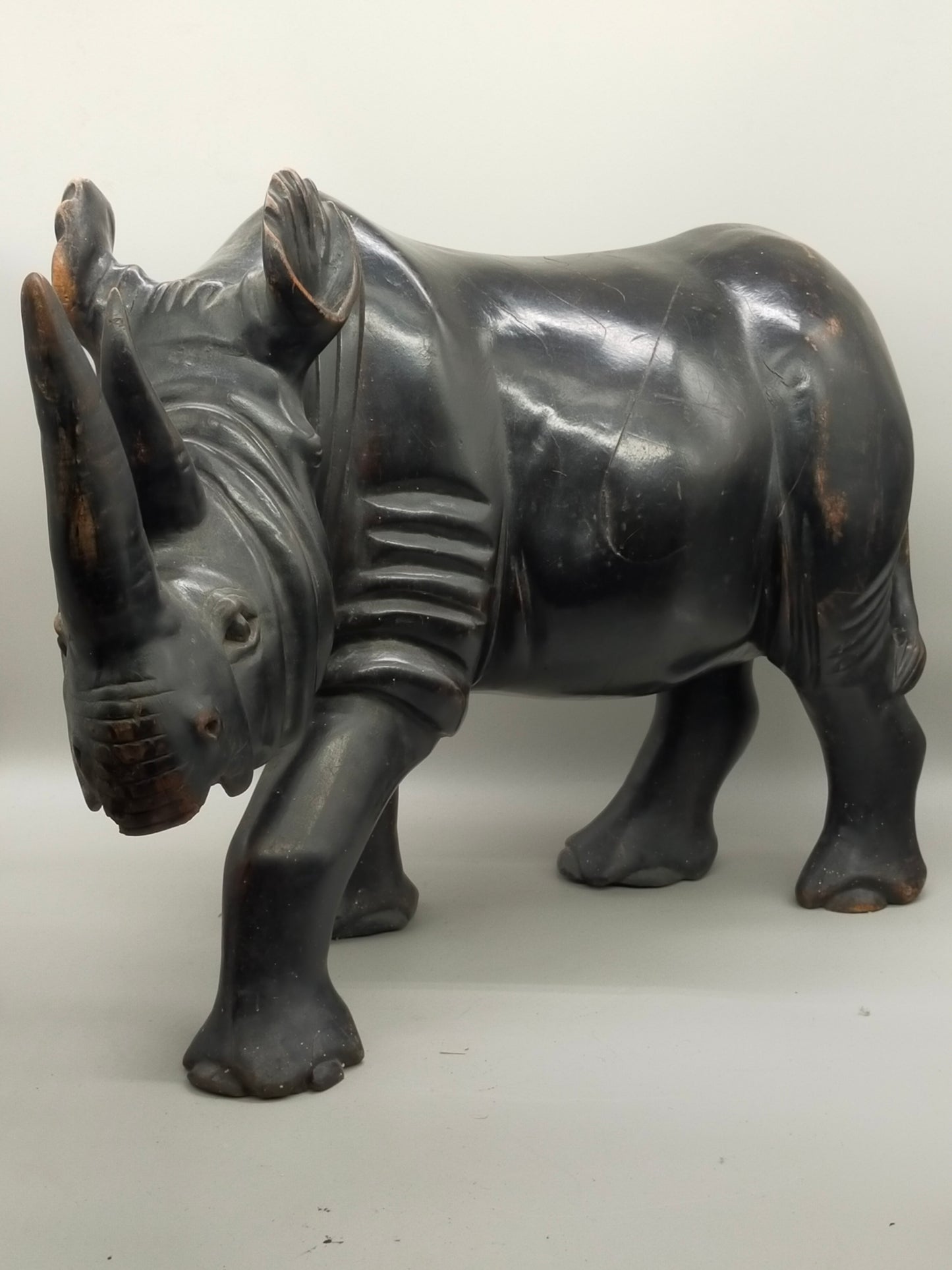 Handgeschnitzte Nashorn Skulptur aus Massivholz