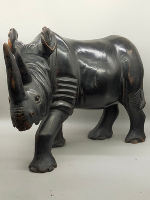 Handgeschnitzte Nashorn Skulptur aus Massivholz