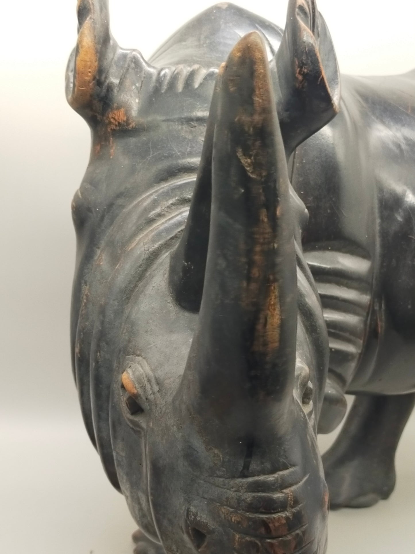 Handgeschnitzte Nashorn Skulptur aus Massivholz