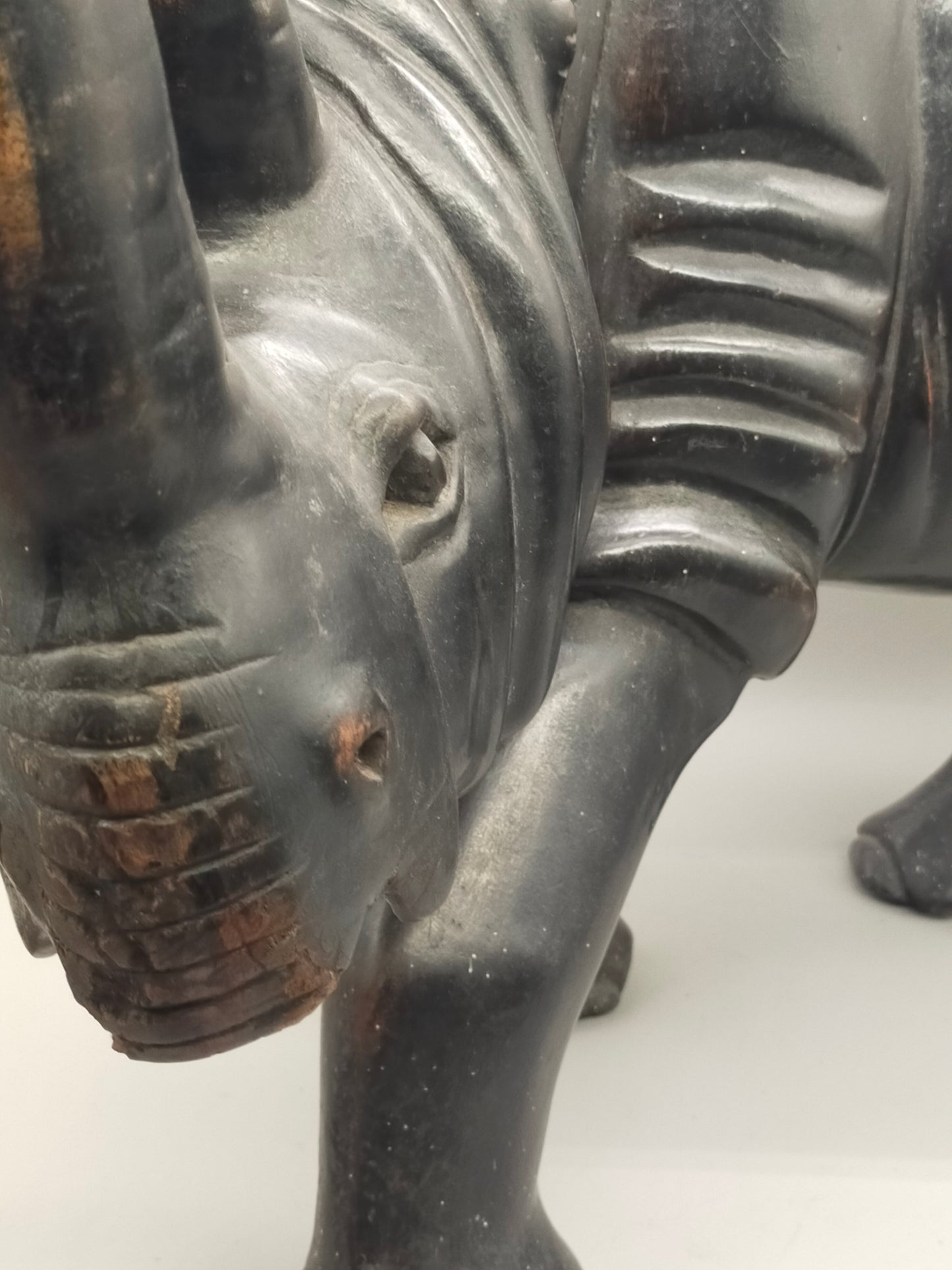 Handgeschnitzte Nashorn Skulptur aus Massivholz