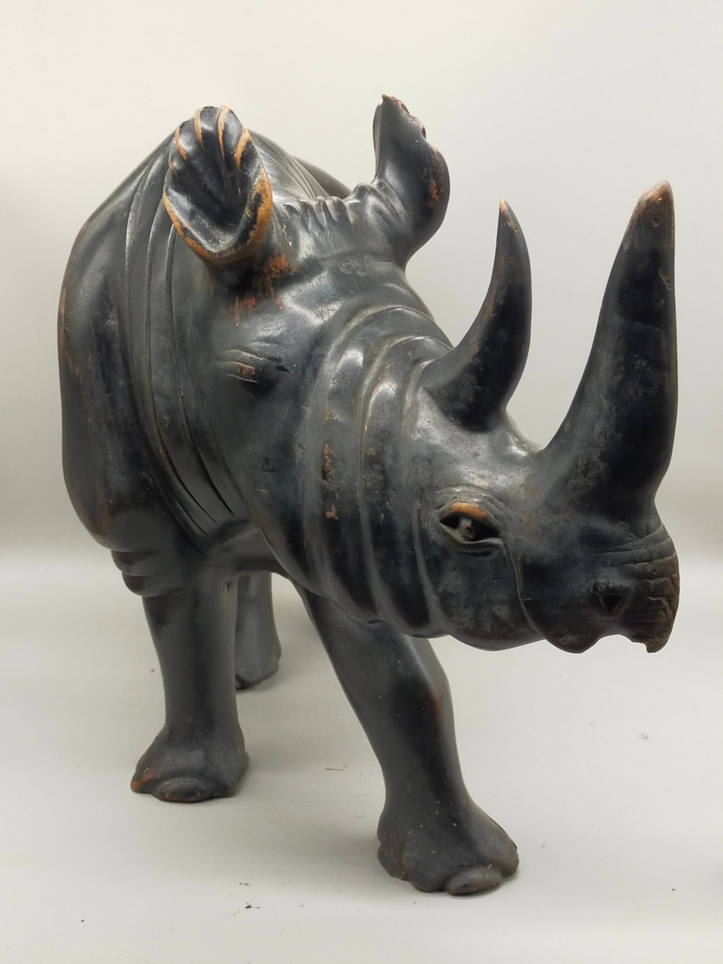 Handgeschnitzte Nashorn Skulptur aus Massivholz