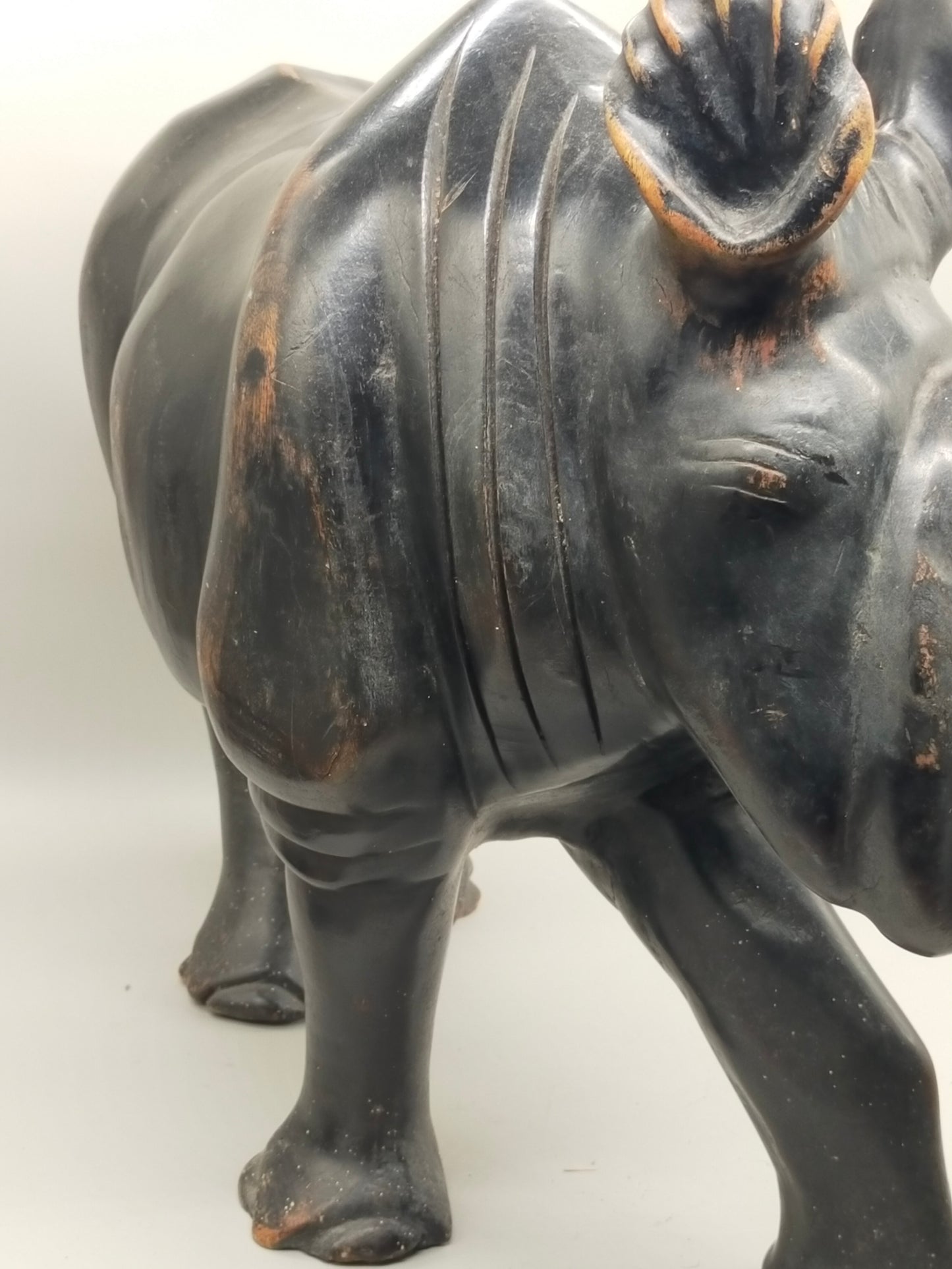 Handgeschnitzte Nashorn Skulptur aus Massivholz