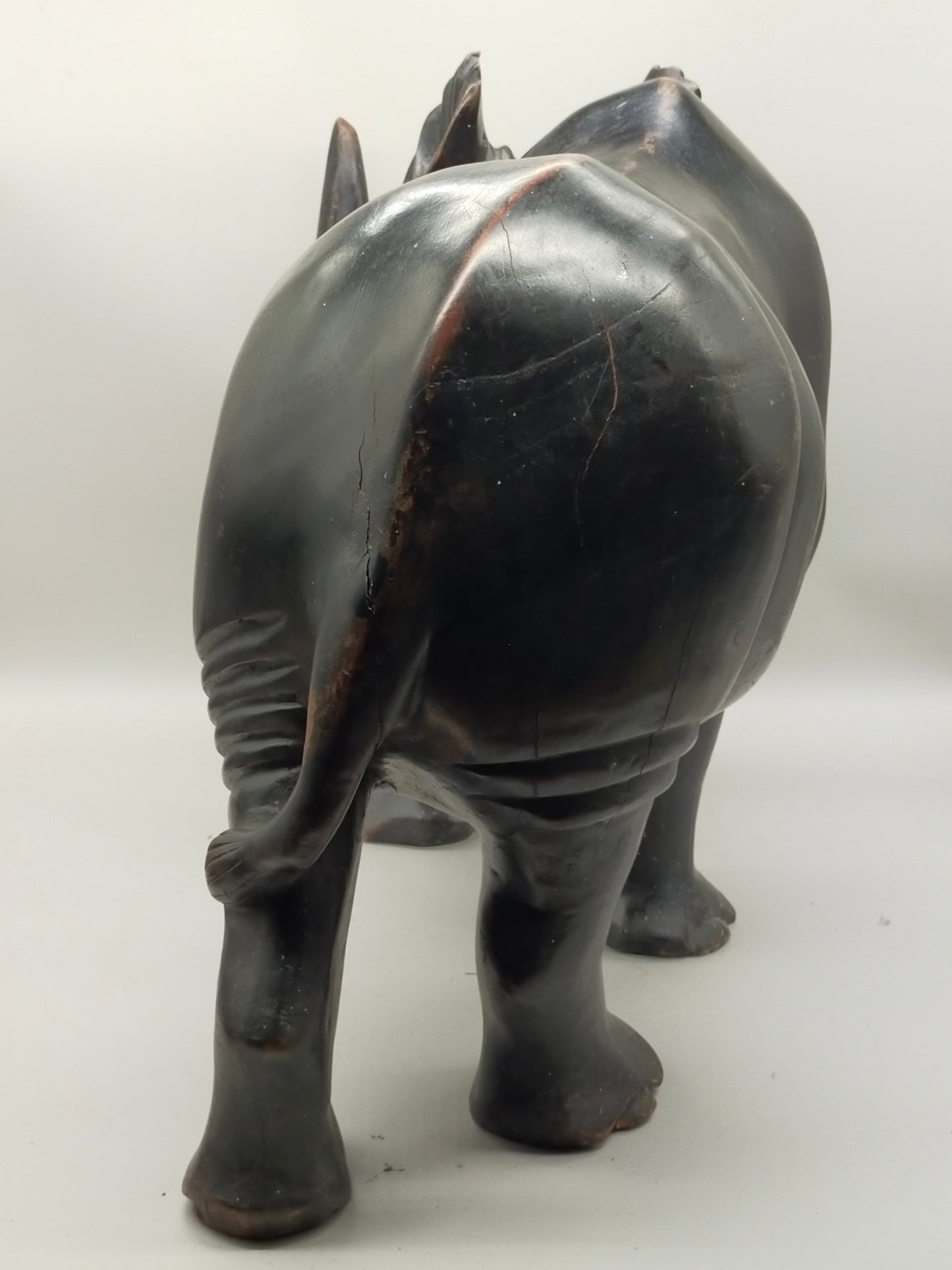 Handgeschnitzte Nashorn Skulptur aus Massivholz
